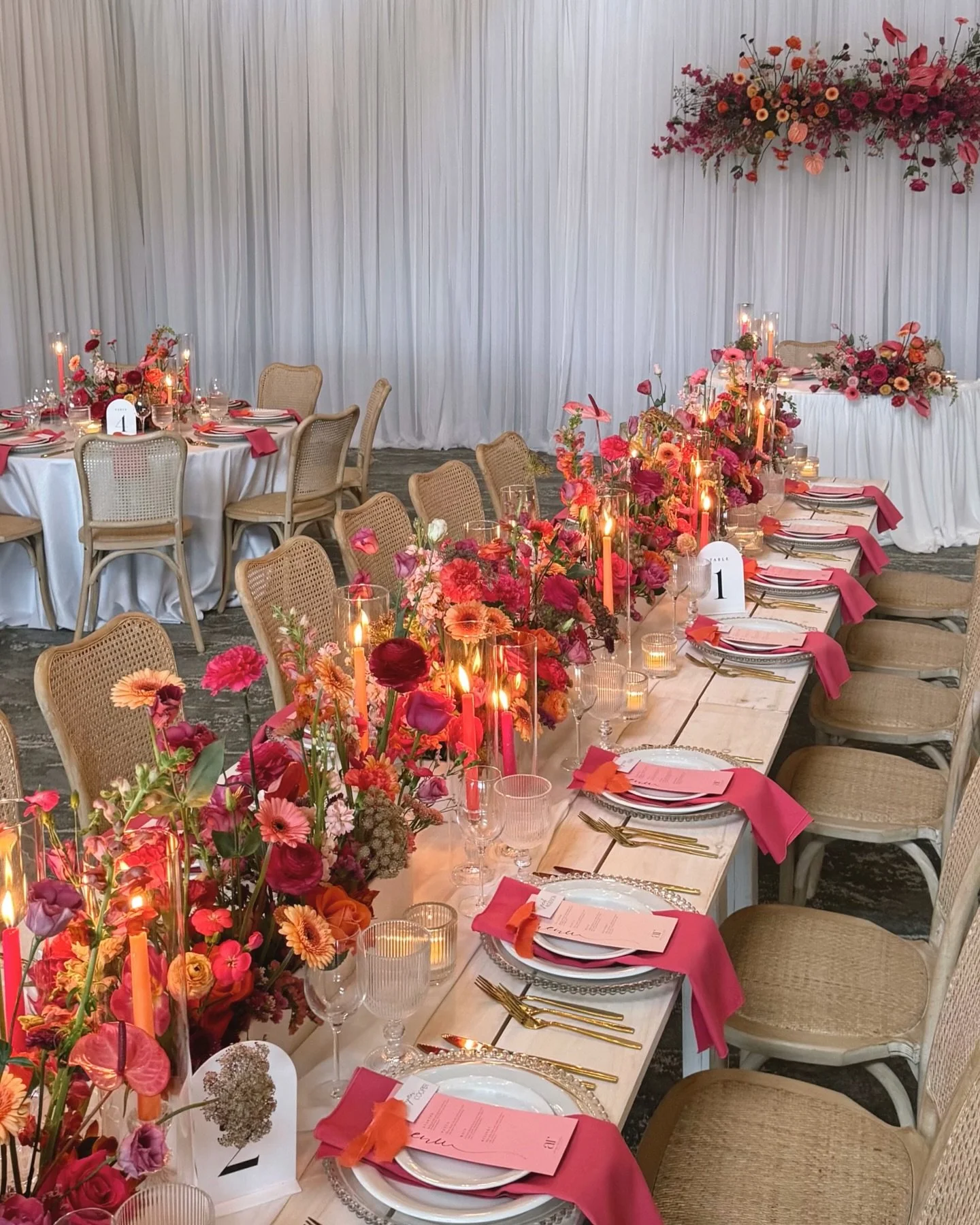 Vibrant florals and refined details come together to create a statement tablescape that is both luxurious and modern💓🕯️

Florals: @thebloomstudioca 
Rentals &amp; drapery: @kaywareweddings 
Venue: @monthillclub