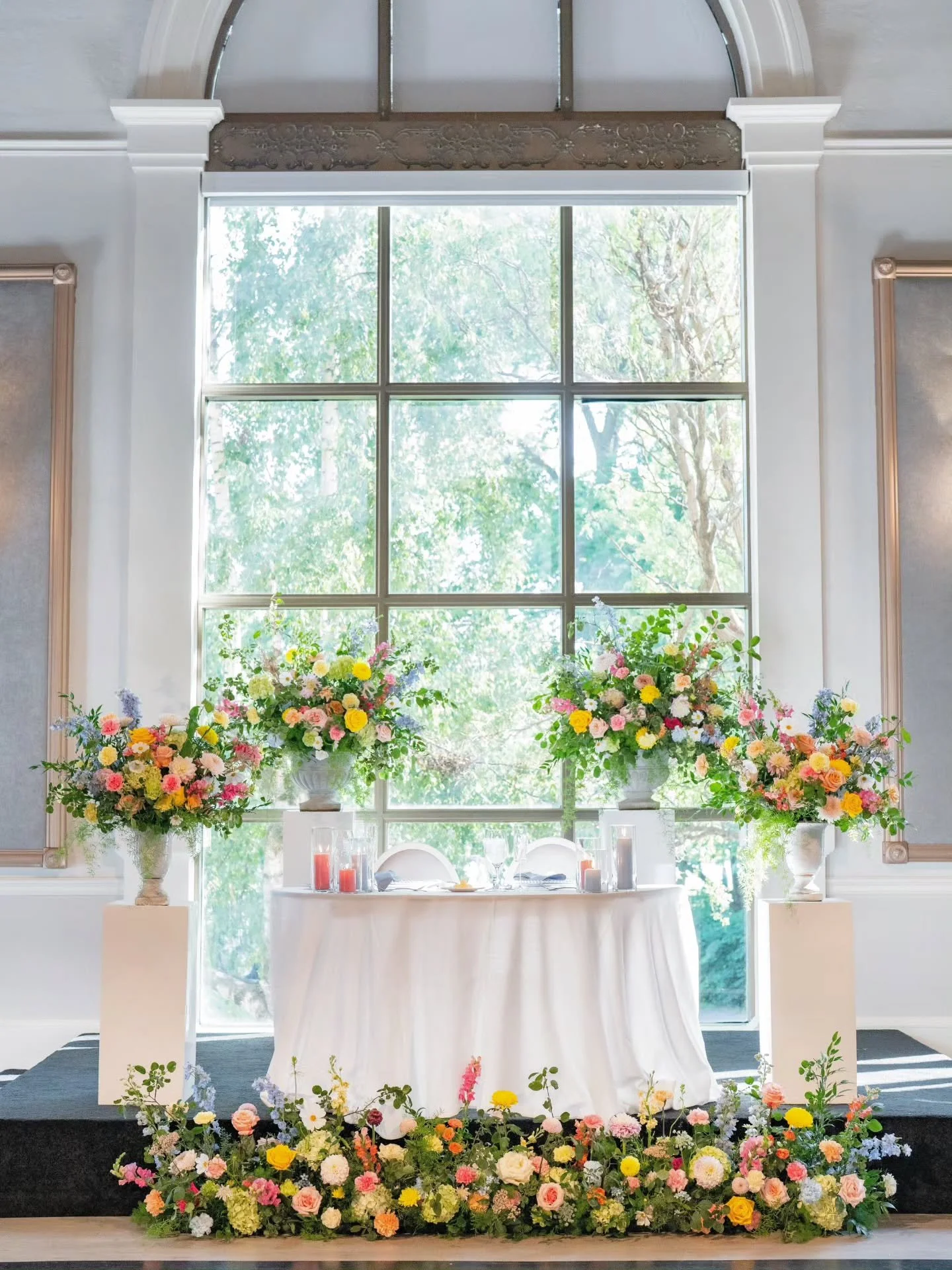 Colour is taking centre stage again for 2026 weddings. Elevated designs that are full of life ✨️

Our calendar is filling quickly; let's connect and chat about your floral and decor dreams!

Rentals and decor @kaywareweddings
Florals @thebloomstudioc