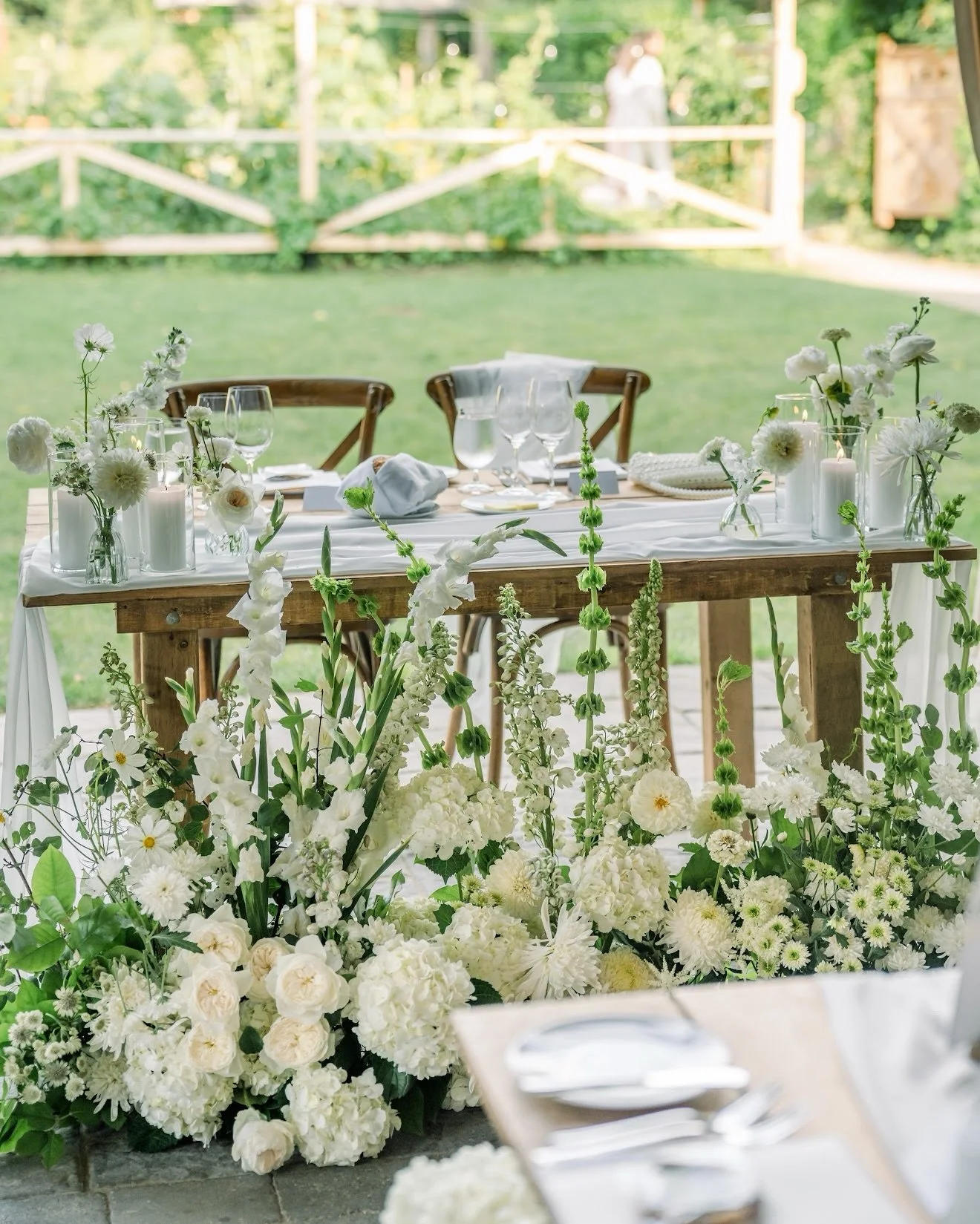 Who doesn&rsquo;t love a 2 for 1 deal??? Intentional and versatile design choices allow ceremony statement pieces to be repurposed for twice the use and impact🪄

Venue @langdonhall 
Photography @lovelysparrowphoto 
Florals @thebloomstudioca 
Decor @