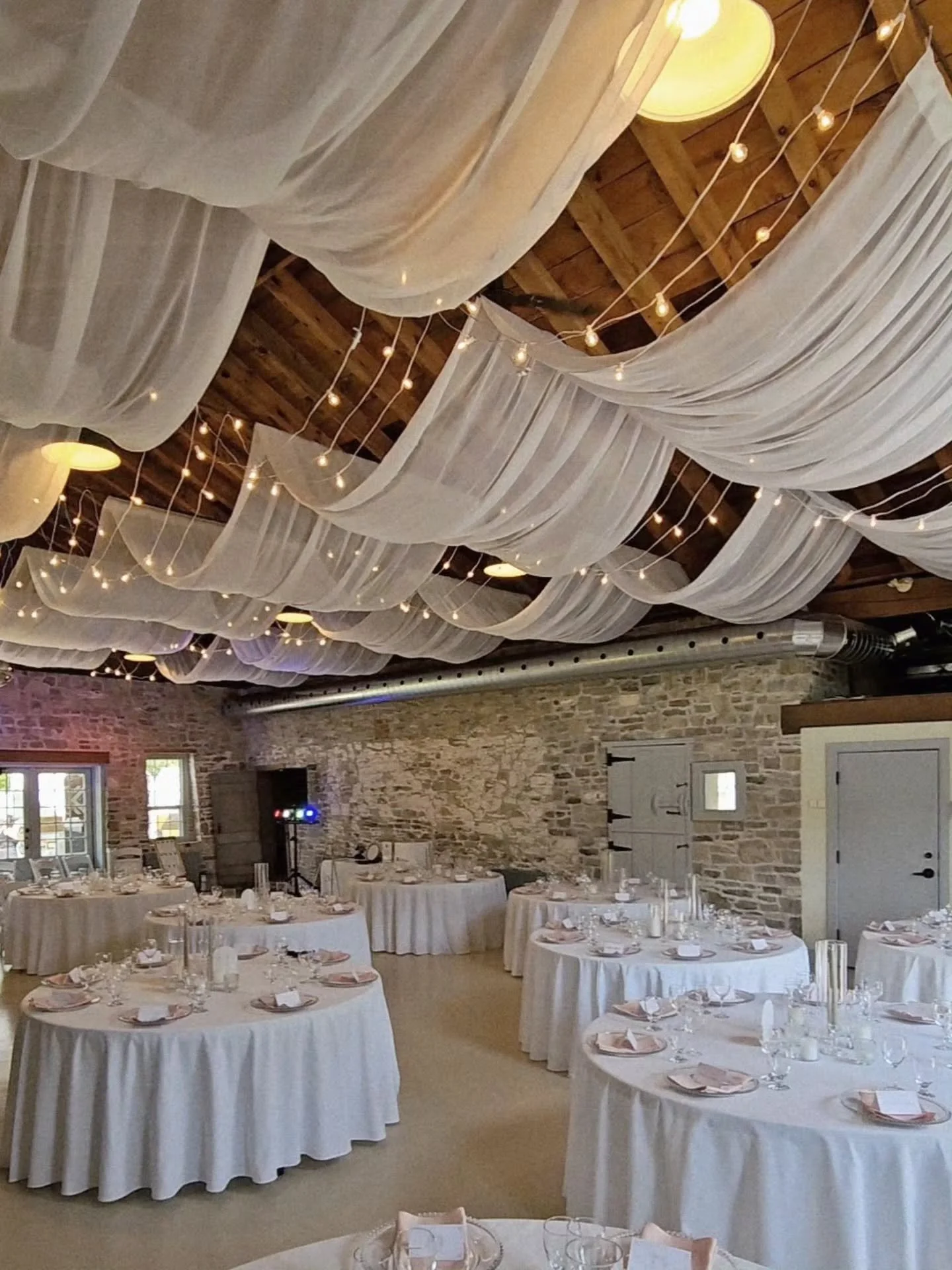 ✨️ i c o n i c ✨️ 
A drapery and lighting dream come true for J + E.

@ruthvenparknhs 
@jasmnkmbrly

#weddinginspo #drapery #ceilingdrapery #weddingdrapery #weddingdecor