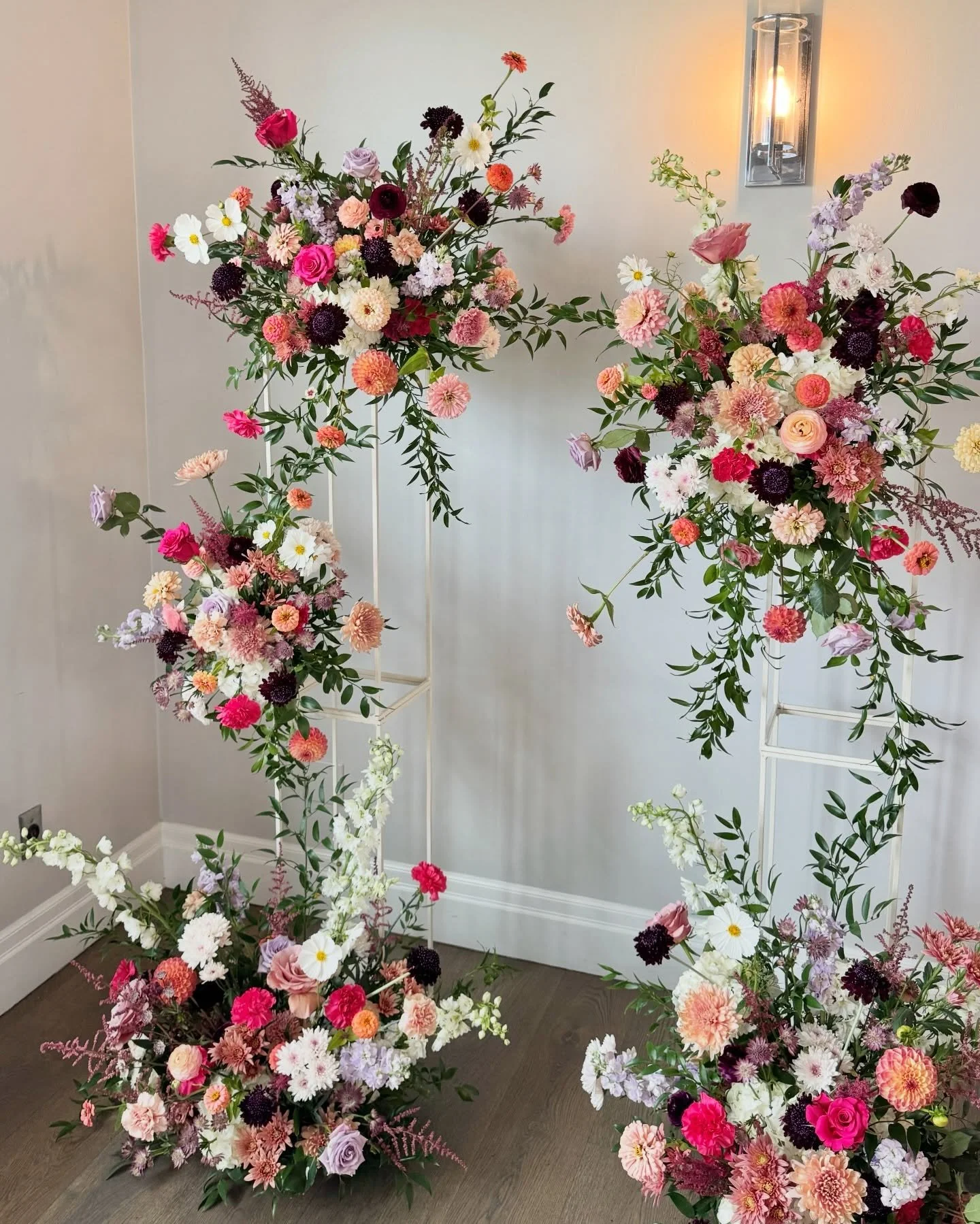 A bold, playful palette never disappoints🌸🦢🔮🍑

Venue @pipersheath
Florals @thebloomstudioca
Chairs &amp; candles @kaywareweddings