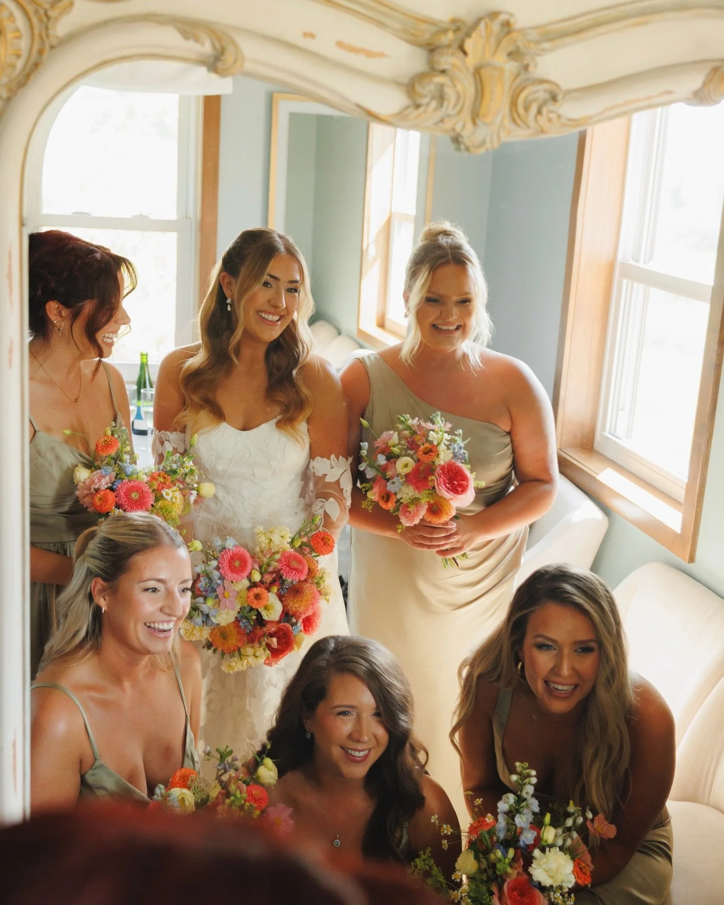 A few snippets of Laura &amp; Stuart&rsquo;s dreamy day🌈🧚🏻🌼✨

Venue @earthtotable_thefarm 
Bride @lauraisnor 
Florals @thebloomstudioca 
Photography @bluedreamweddings