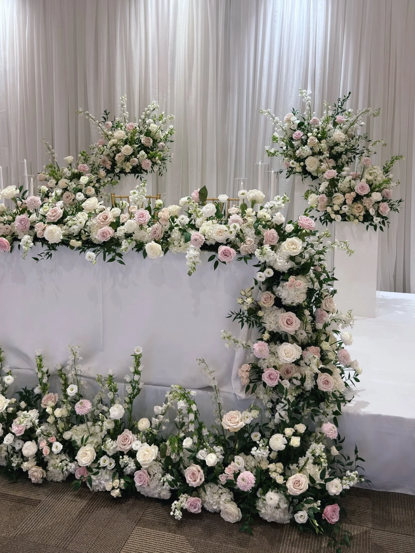 Giving the sweetheart table the main character energy it deserves >> 🤍🌸

Venue @white_oaks 
Planning @shaw_events 
Florals @thebloomstudioca
Decor &amp; drapery @kaywareweddings
Cake @sweetavenuecakery