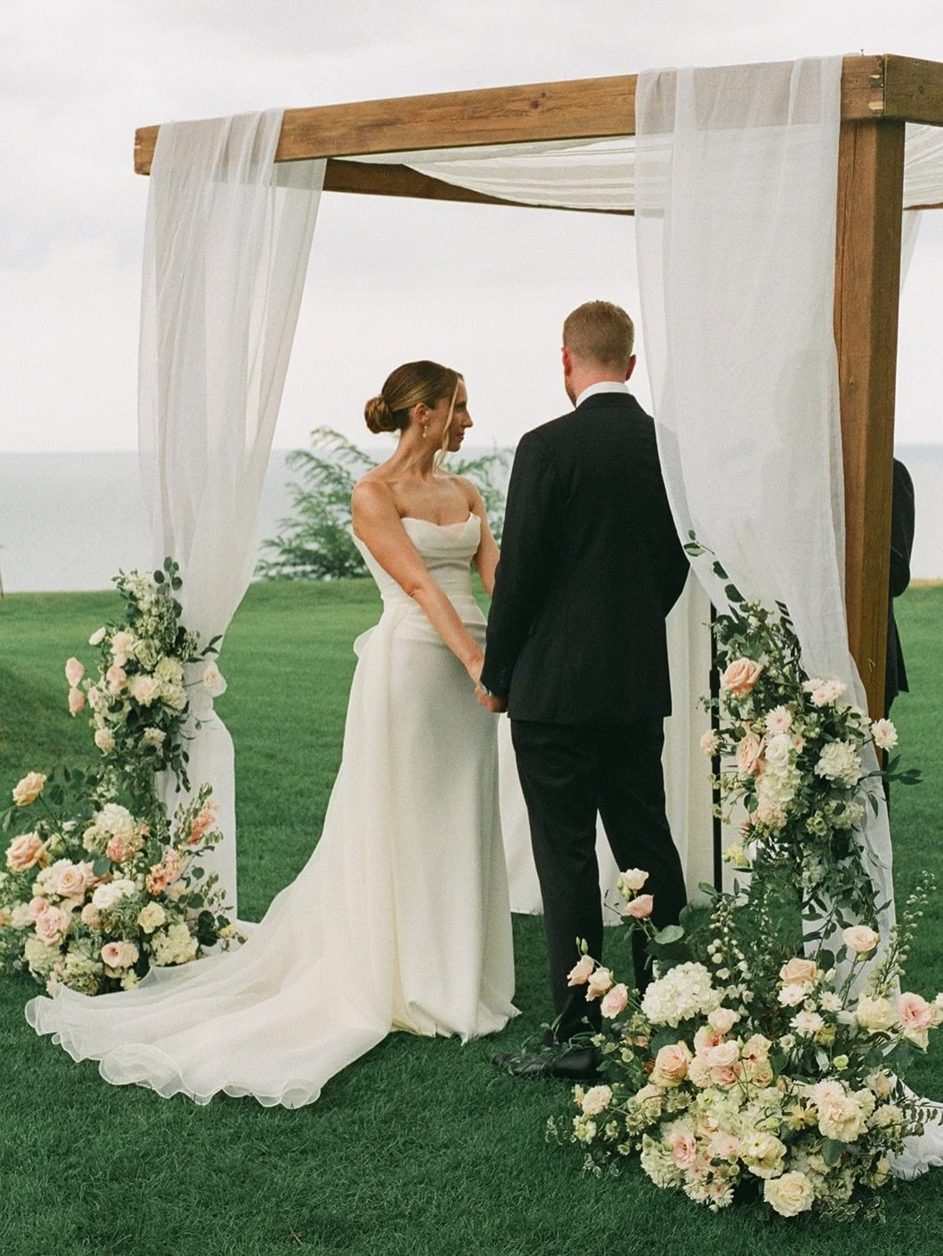 Soft neutrals and muted blues thoughtfully styled for a waterfront wedding at the Toronto Hunt Club🌊🌸

Venue @the_toronto_hunt 
Photography @alix.gould 
Planning @augustinbloom 
Florals @thebloomstudioca 
Decor @kaywareweddings 
Chuppah @chuppah.ca