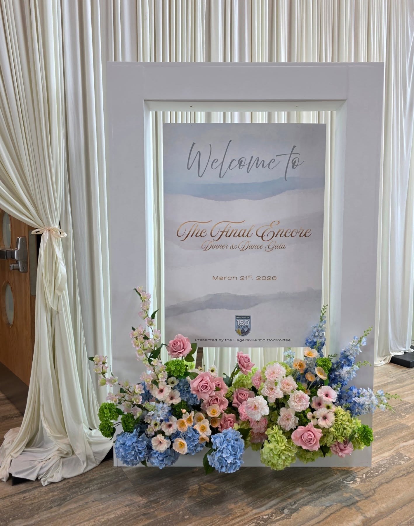Check out this addition to our signage lineup! It's modern, sleek and stands 6 feet tall with a built in planter box in the bottom for either fresh or faux florals 😍 Add a simple welcome sign or seating chart and you're good to go! 

Florals by @the