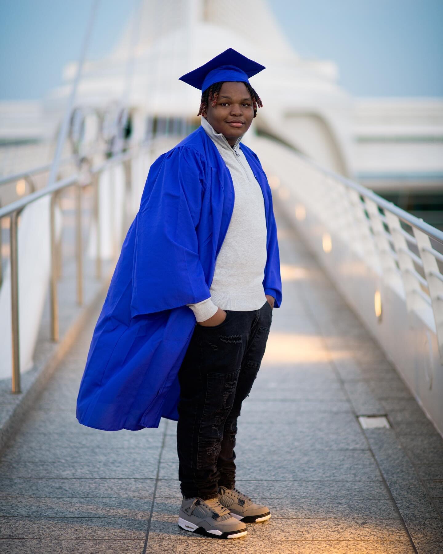 Henry, at the Milwaukee Art Museum.

 #theseincredibleseniors #seniorphotos #seniorportraits #seniorpictures #seniorphotographer  #classof2024 #momscanthelpit