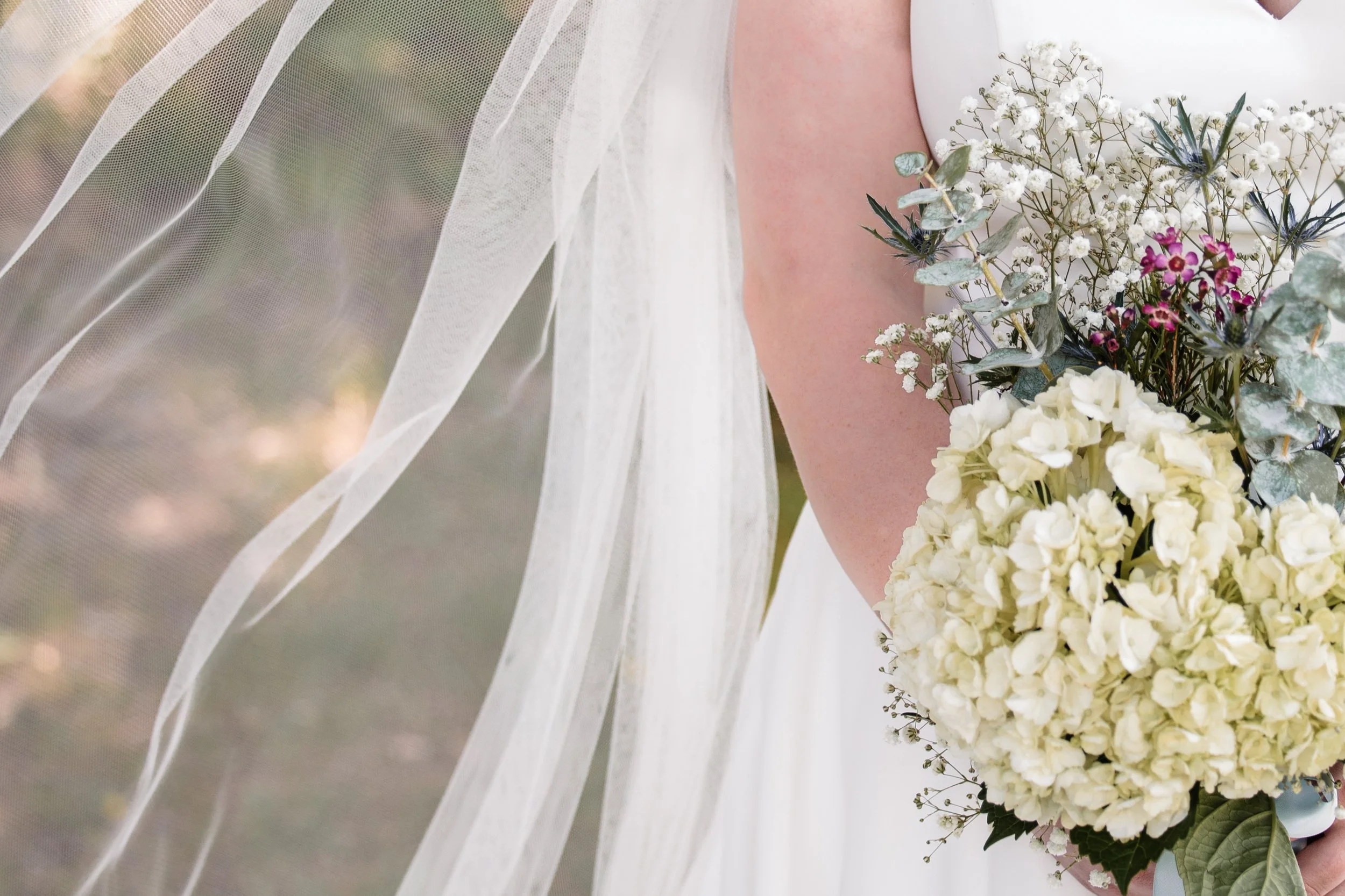 persimmon-creek-barn-bridal-veil-bouquet-beaverdam-va.jpg