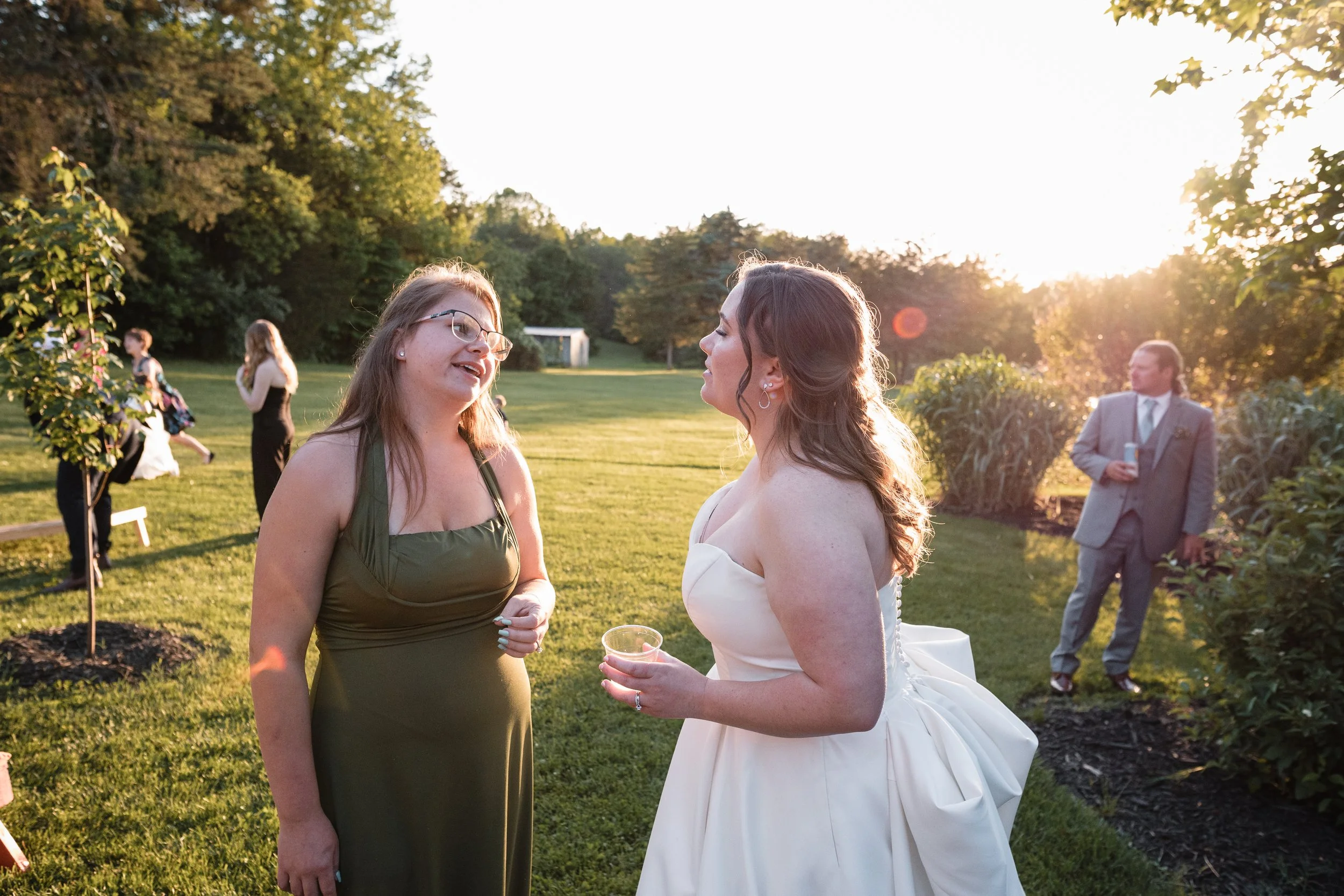 Golden_hour_lawn_reception_persimmon_creek_Barn.jpg