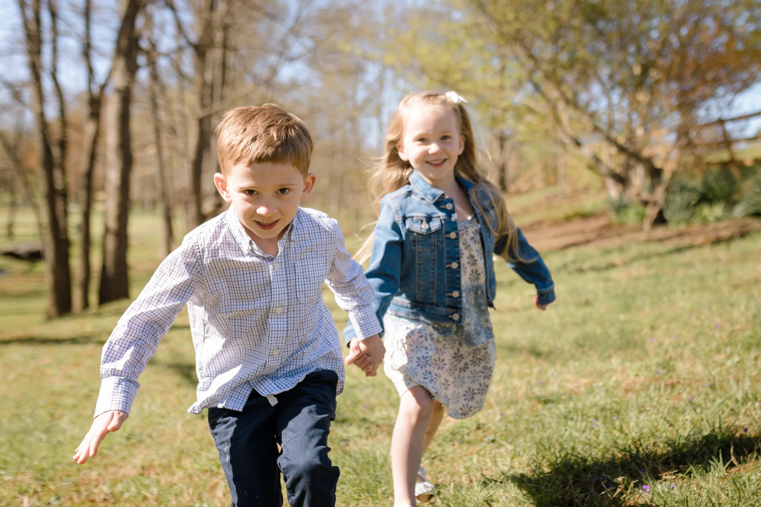 rady-park-fauquier-county-spring-family-session-kids-running.jpg