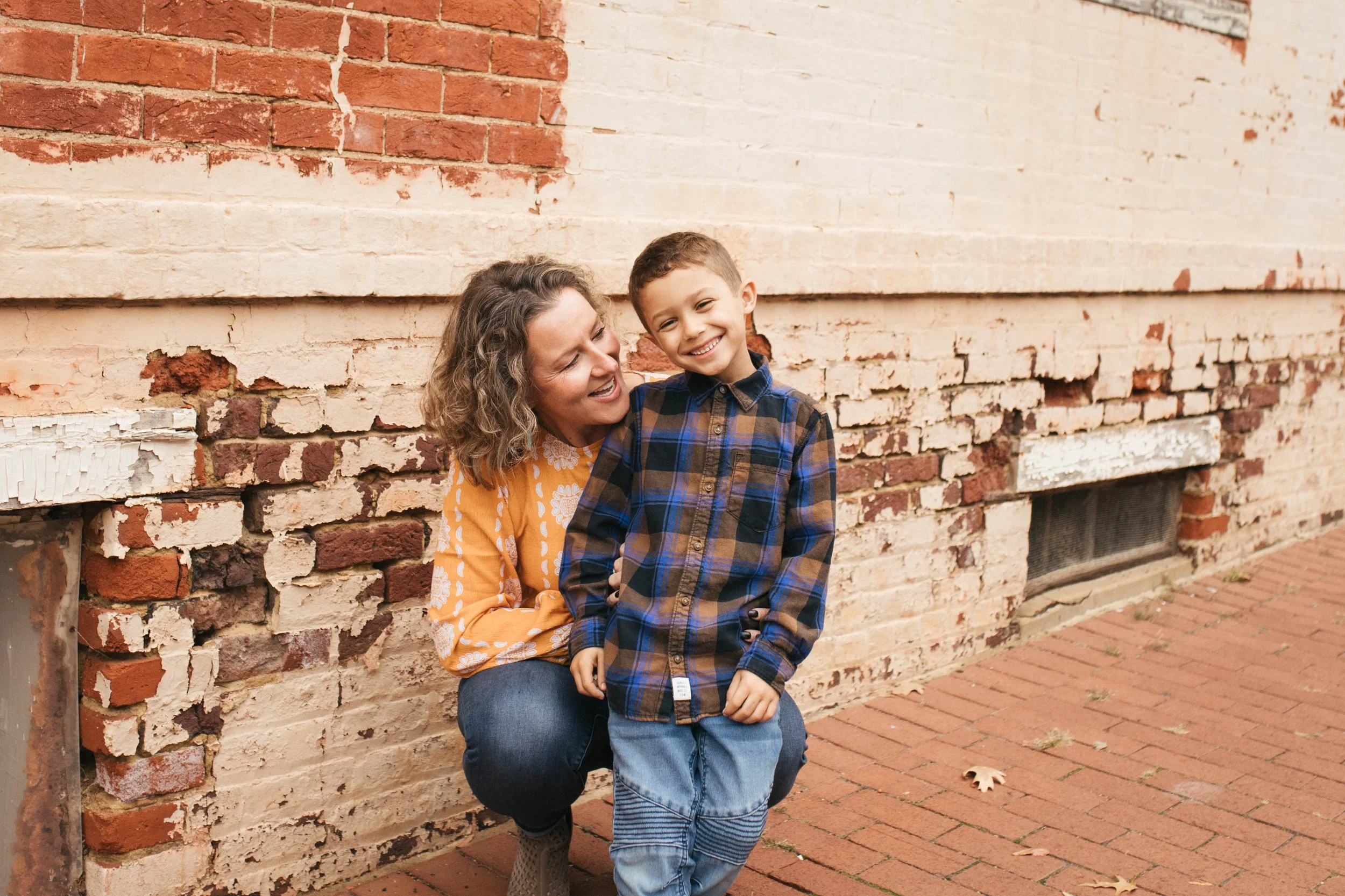old town warrenton extended family session by the red caboose