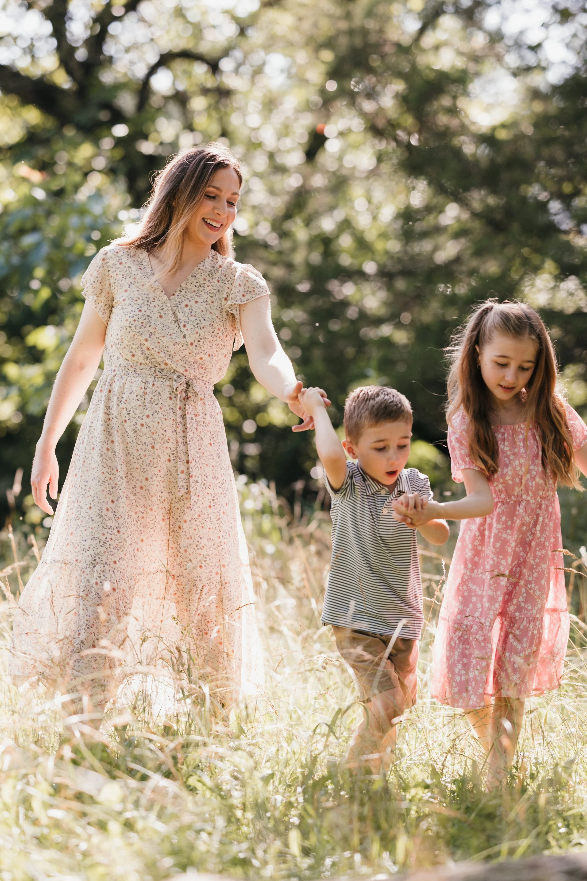 Mom and kids at Manassas Battlefield Park for a summer family portraits.