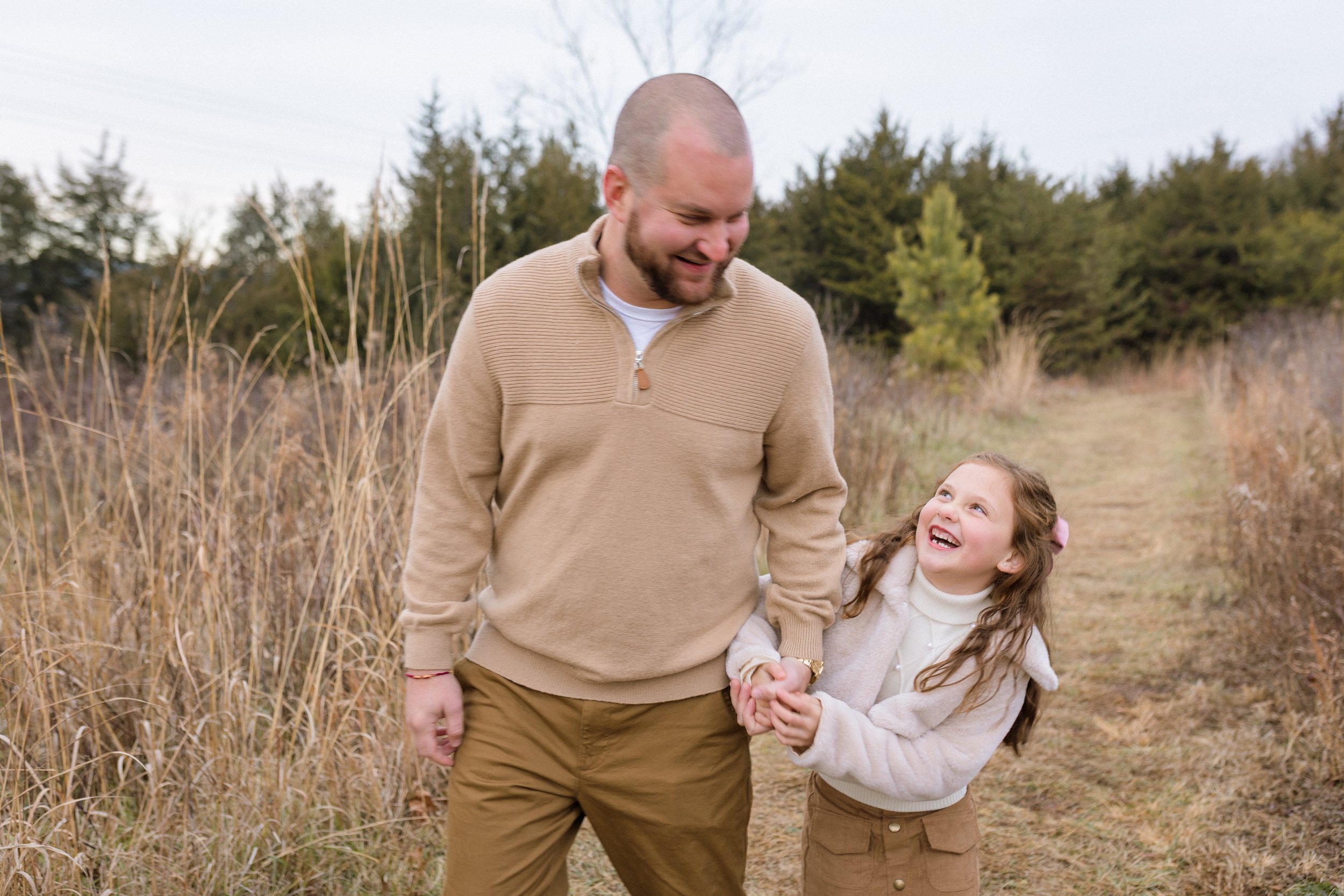 Family photos session of dad and daughter at Leopold preserve in Haymarket Virginia.