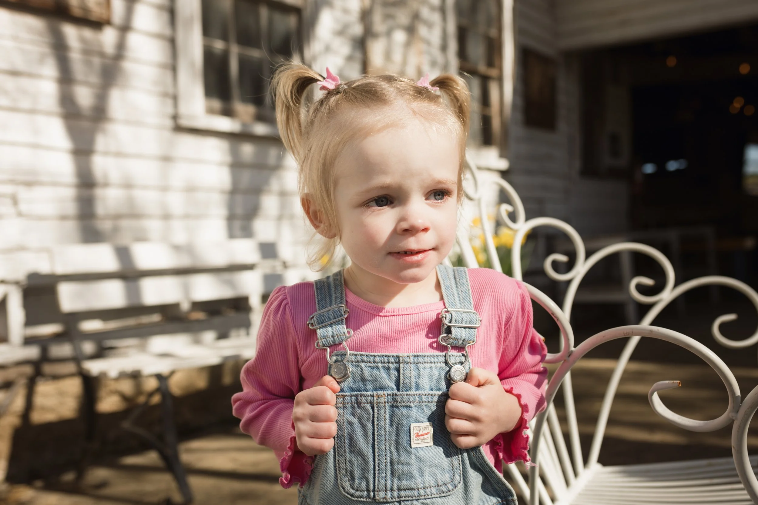 Child explorToddler exploring farm during a spring portrait session at a Northern Virginia tulip farm.