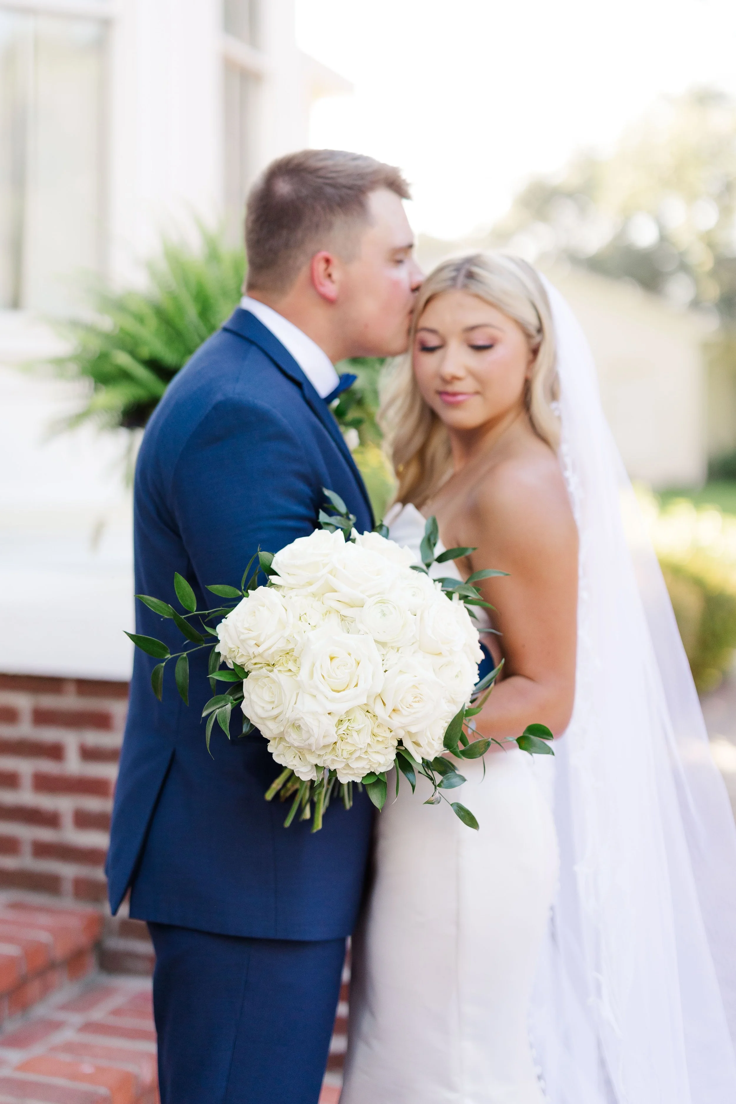 classic_white_bridal_bouquet