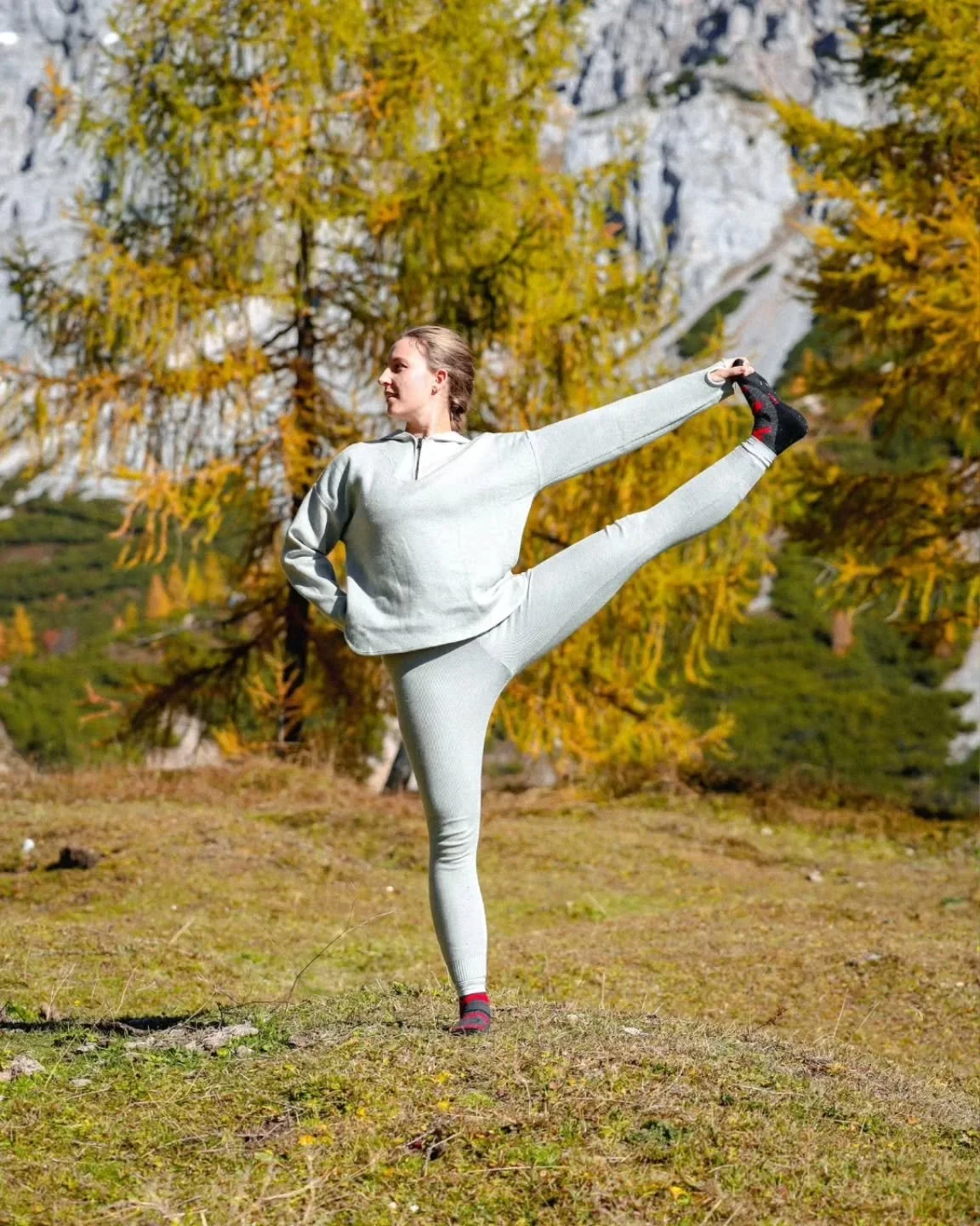 🌿 Warum Outdoor-Yoga dein Leben ver&auml;ndert! 🌿 
Hast du schon mal Yoga unter freiem Himmel erlebt? Der sanfte Wind auf deiner Haut, das Zwitschern der V&ouml;gel und die Verbindung zur Natur - ein Gef&uuml;hl von purer Freiheit! ✨️ 

💚Vorteile 