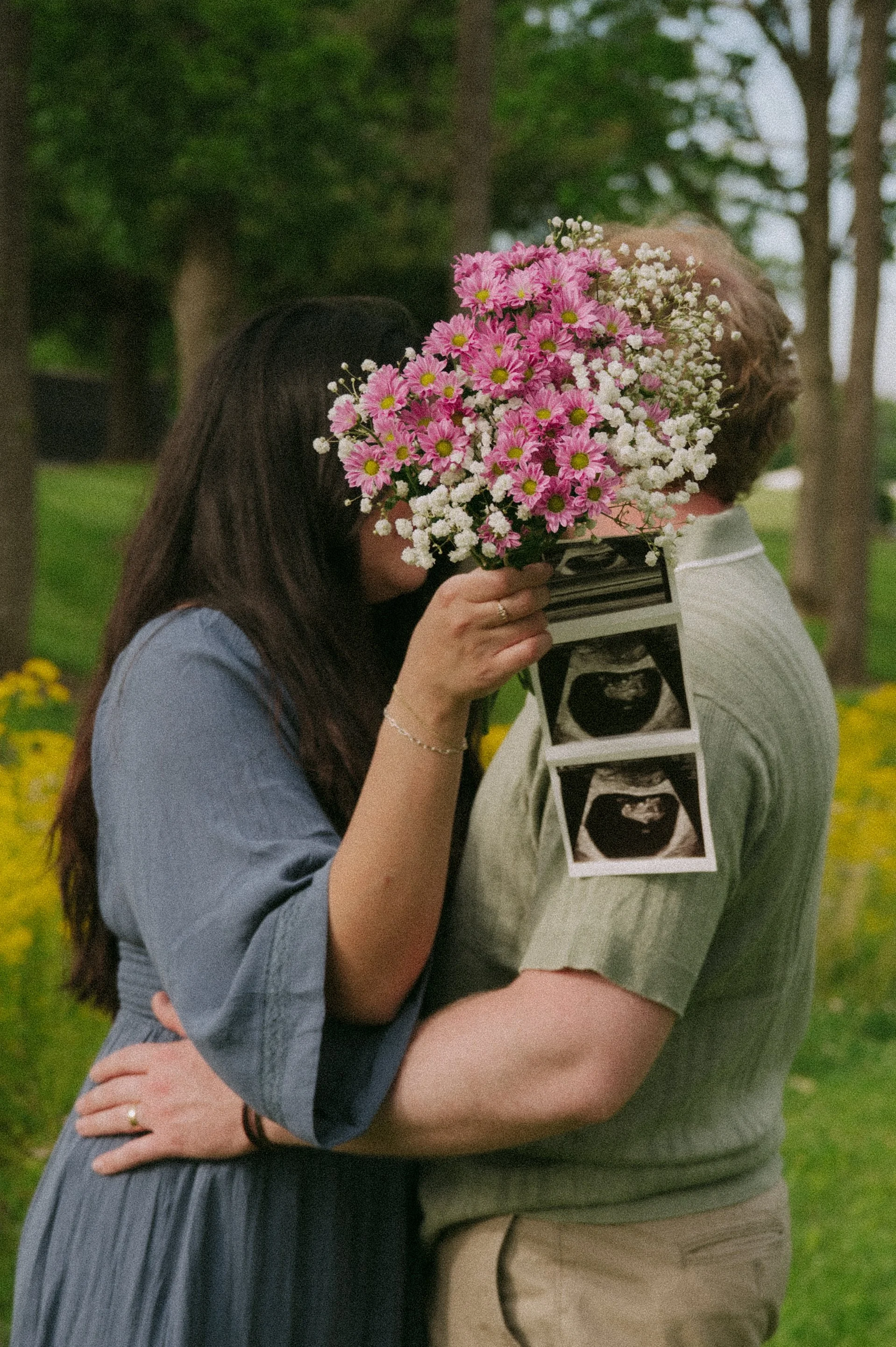 gender reveal photography in jackson, tennessee. west tennessee gender reveal photography. cute gender reveal with flowers