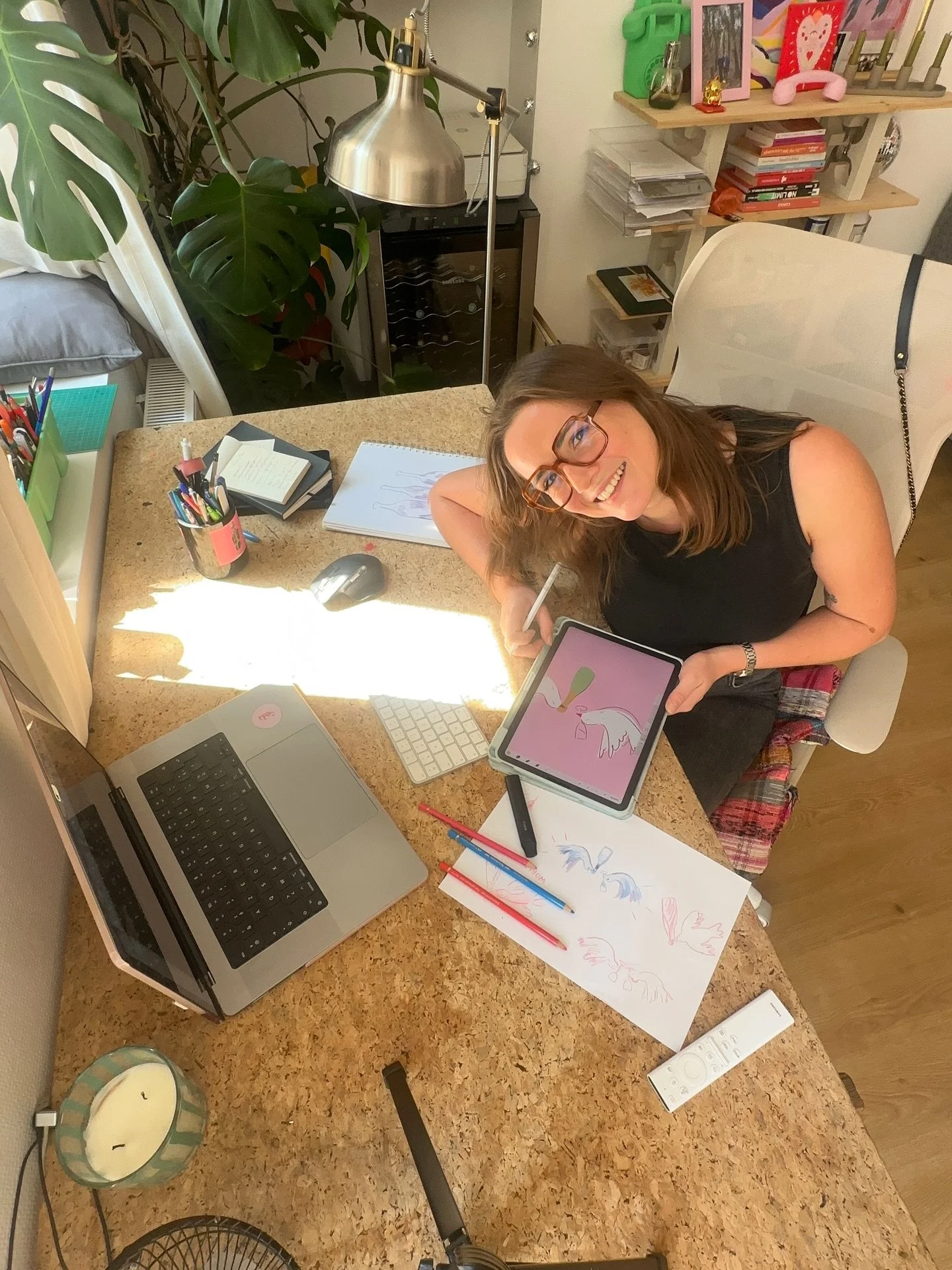 6 mois que j&rsquo;essaie de faire un post de pr&eacute;sentation &agrave; &eacute;pingler sur mon profil, il est enfin l&agrave; 🙃

Bonjour 👋 Julia, 28 ans, designer 
J&rsquo;ai &eacute;tudi&eacute; le design graphique &amp; les m&eacute;thodologi
