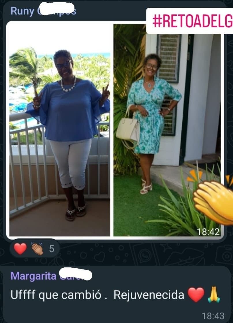 Mujer en dos fotos iguales, una con un conjunto azul y otra con vestido de color turquesa, en un entorno de exterior con plantas y ventanas.