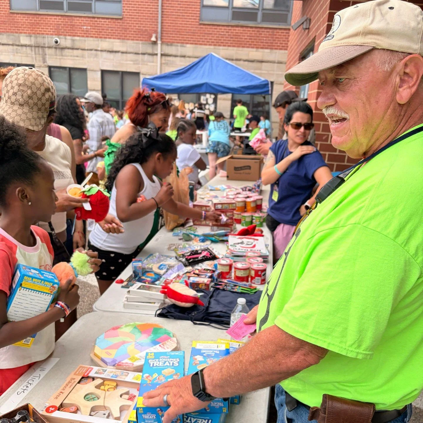 😄 Philly Family Fun Day went amazing! Over 1000 people were able to join us this Sunday in Kensington. 

A huge thank you to the local churches and volunteers who partnered with us to serve our community. 

We are so grateful for everyone who pitche