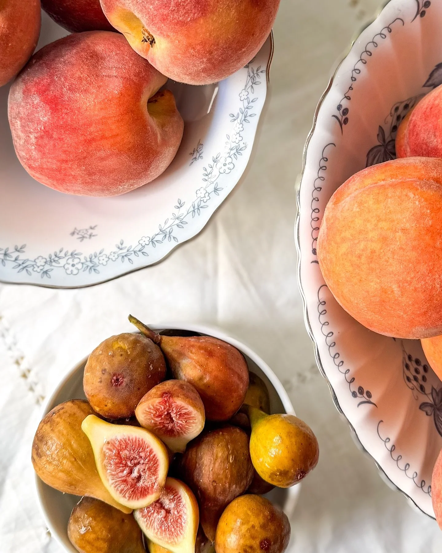 Summertime faves 🍑✨

#georgiapeach #figs #sweettreat