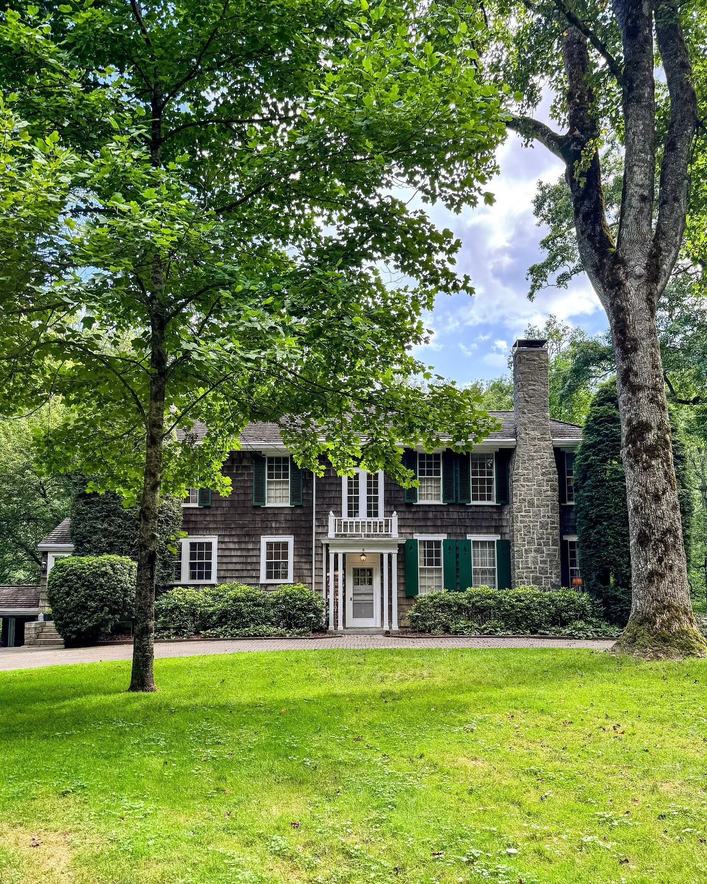 Garden club soir&eacute;e vibes 🌿✨
Blooms, bites, and beautiful company 🌸⛰️🪻

#gardenparty #gardenclub #personalchefservices #privatechef #seasonalandsustainable #sapphirenc #sageandspiritcoevents