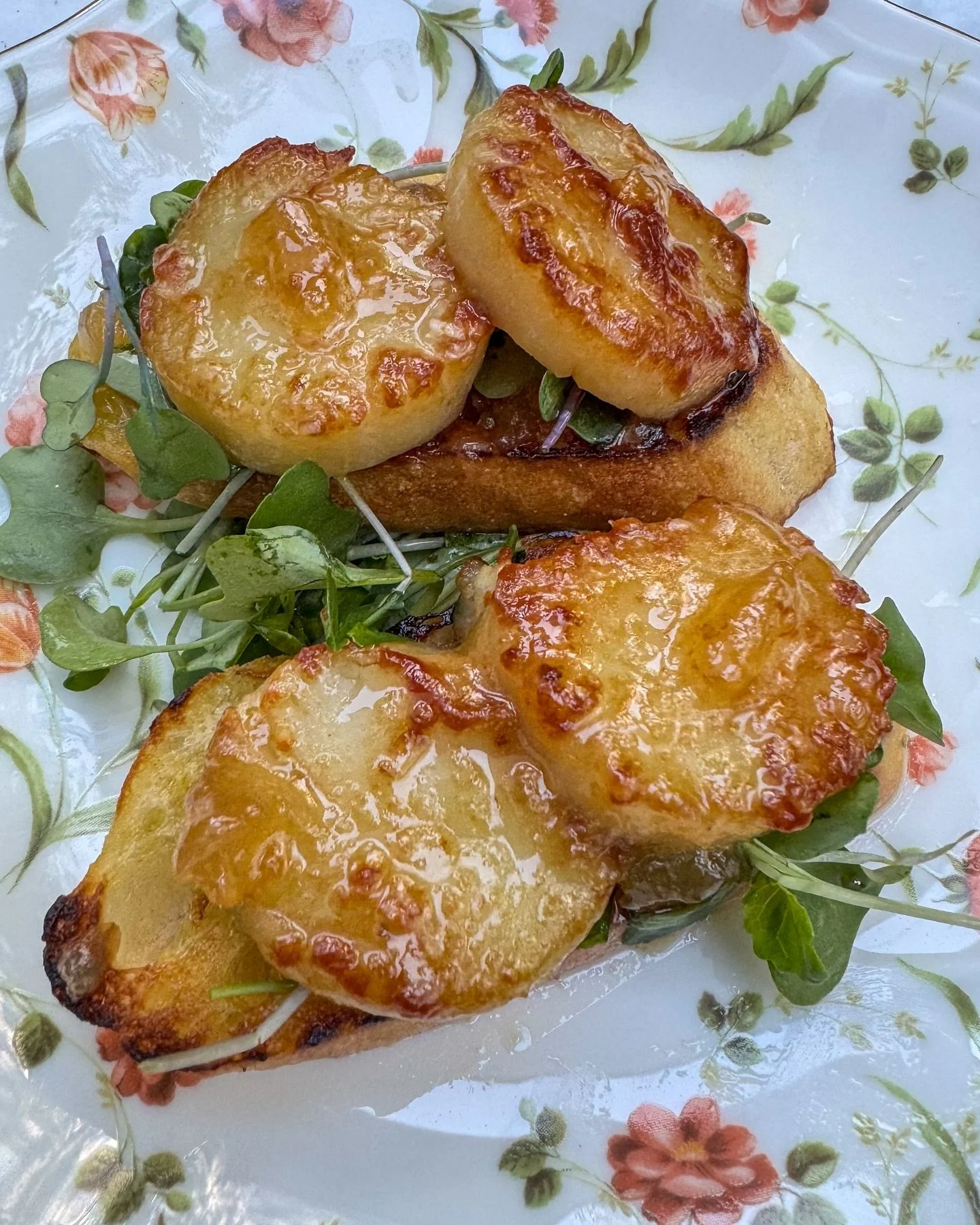 A little bite of coastal sunshine!
Seared Maine scallops, crispy pancetta, and a pop of Meyer lemon marmalade on toast &mdash; sweet, salty, golden perfection.

🍋 + 🥓 + 🐚 = chef&rsquo;s kiss

#sageandspiritcoevents #personalchef #atlantaprivateche