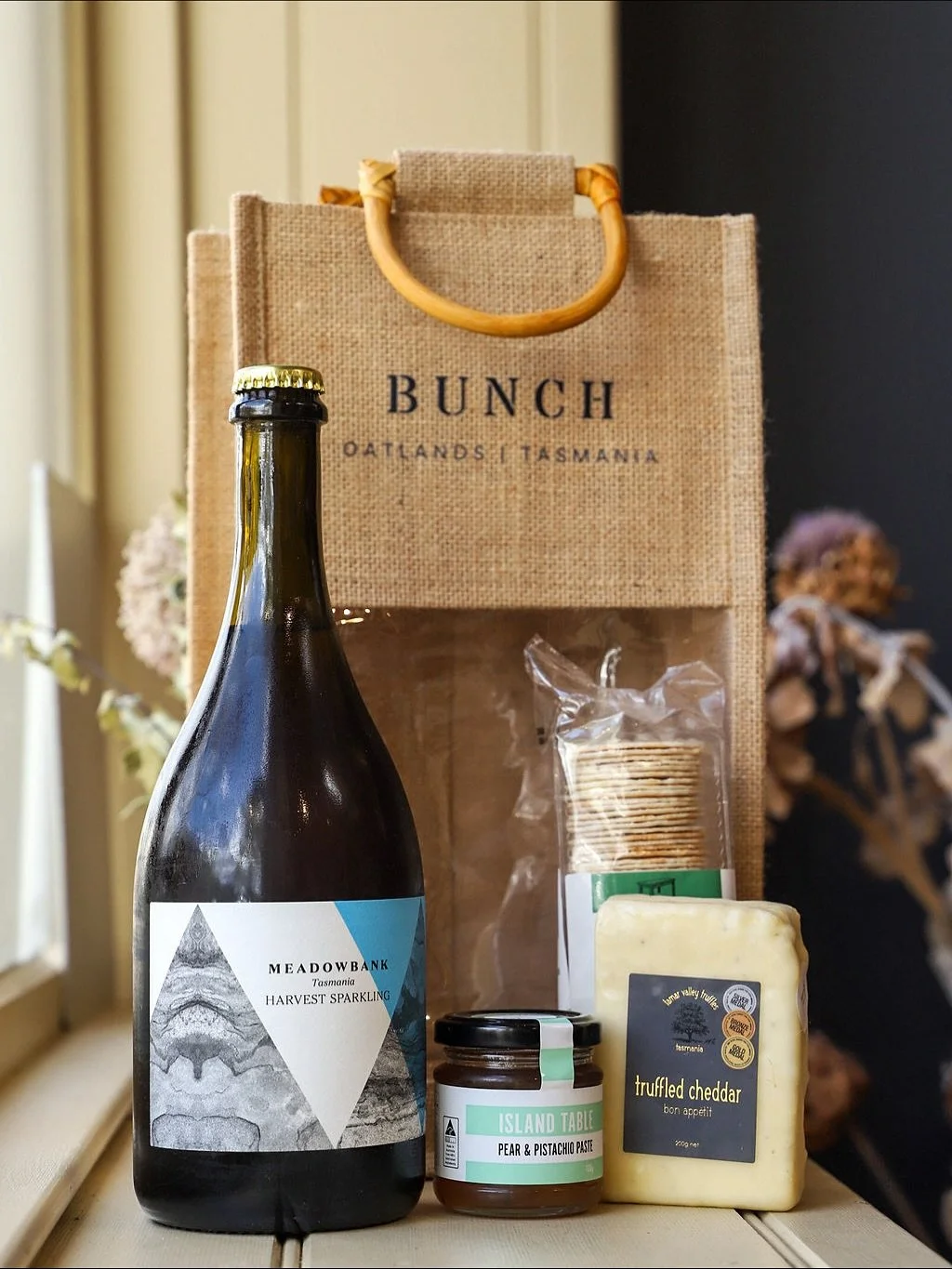 Forgot the birthday? Need a last-minute thank you? We’ve got you covered 🎁
Our pre-packed Bunch gift bags are the easiest way to say you’re the best — featuring Tasmanian wine, cheese and bikkies, all tucked into our signature jut