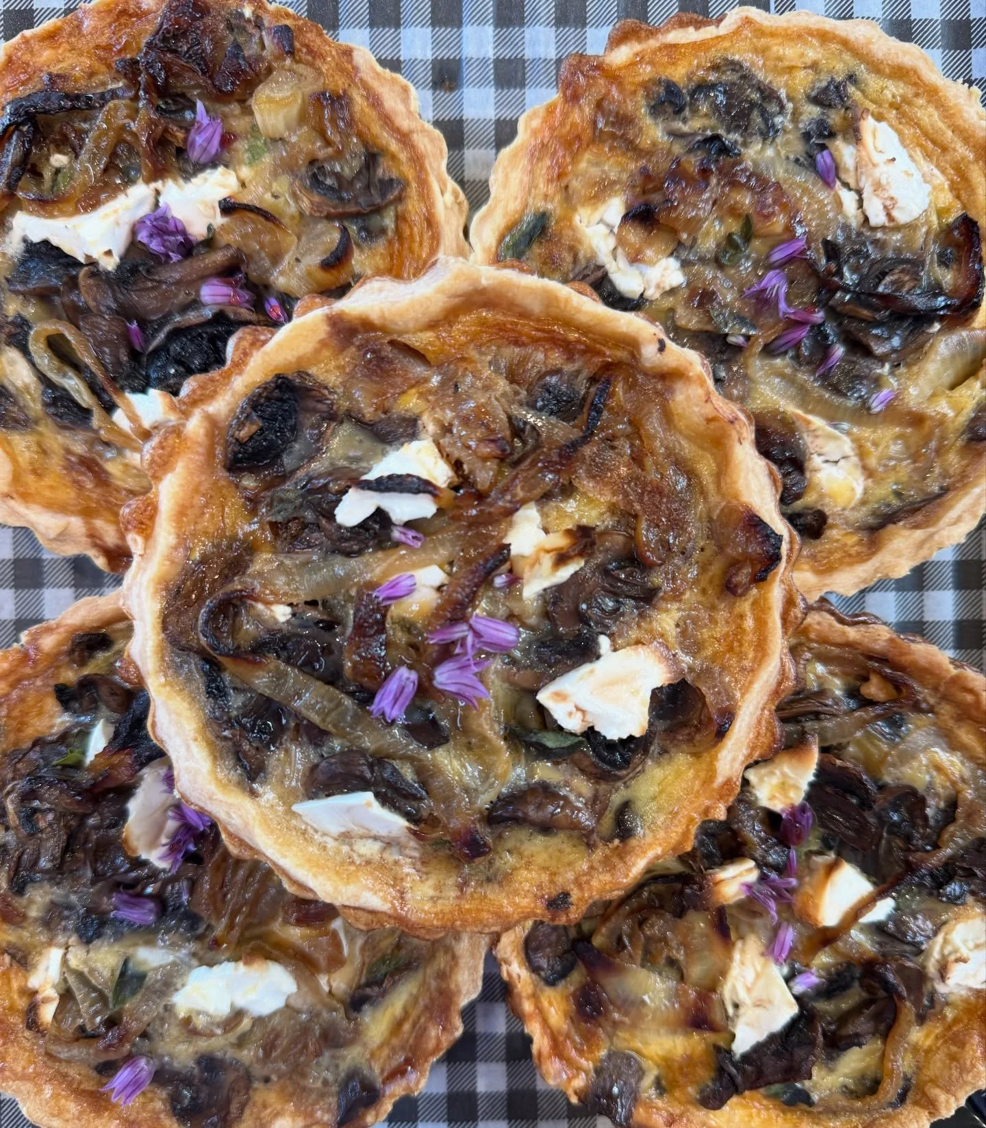 Carrie, one of our baking queens, whipped up these mushroom, caramelised onion + feta tarts this morning 🤤

Flaky, golden pastry + all the savoury spring goodness ☀️ Get in quick before the team devours them&hellip; seriously.

#bunchoatlands #sprin