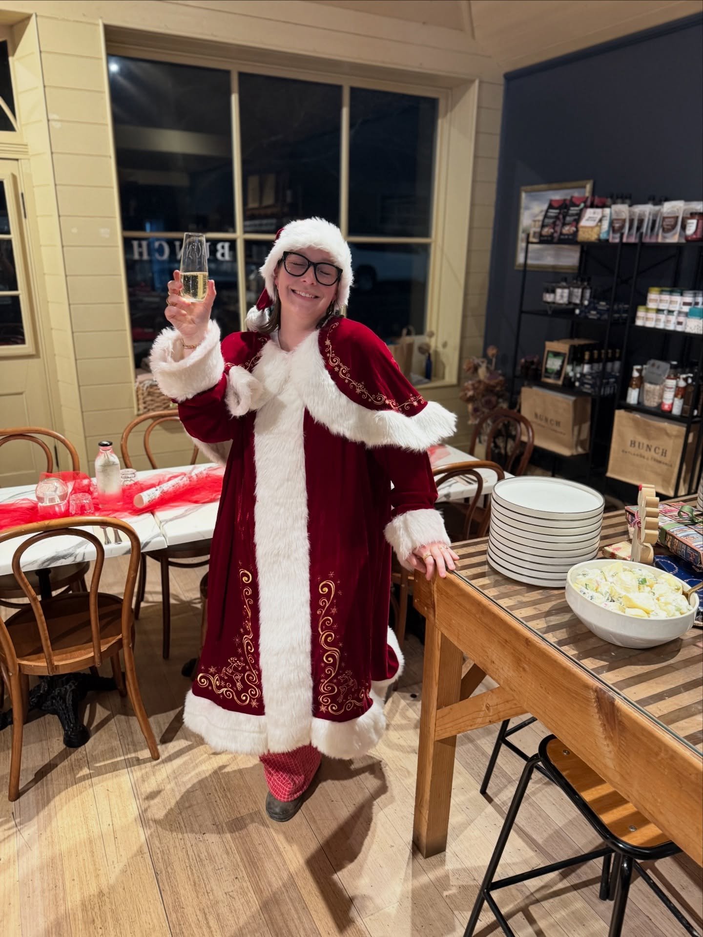 We&rsquo;ll be OPEN LATE for the Oatlands Christmas Pageant &ndash; doors open til 8pm.

Swing by for:
🥂 A glass of bubbles to kick off the festivities*
🍕 Wood-fired takeaway pizzas to keep you fuelled while you watch the parade roll by

Line up yo