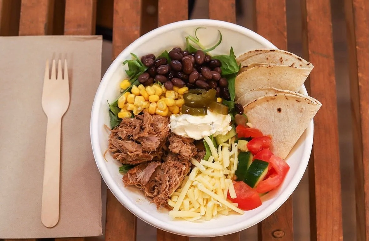 Hola, chicas y chicos 👋 Lunch is sorted today.

Pulled pork and Mexican beef burrito bowls AND pulled pork + slaw pides in store today!

All items have just been inhaled and has the huge tick of approval 😋 ✔️