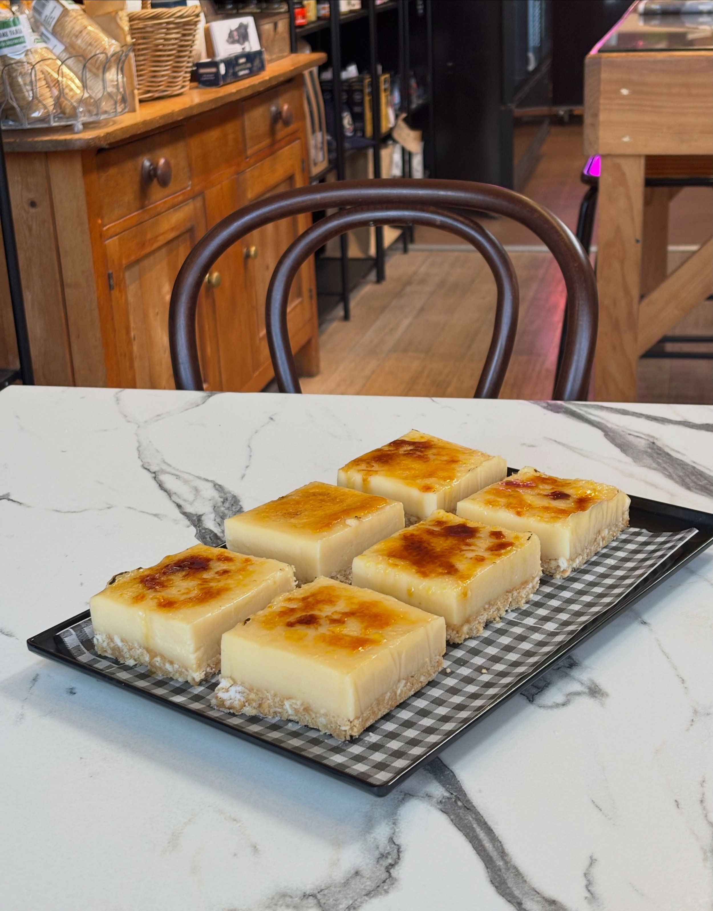 Cr&egrave;me br&ucirc;l&eacute;e sloice aka very noice. 

Freshly torched this morning ready for consumption 🤤