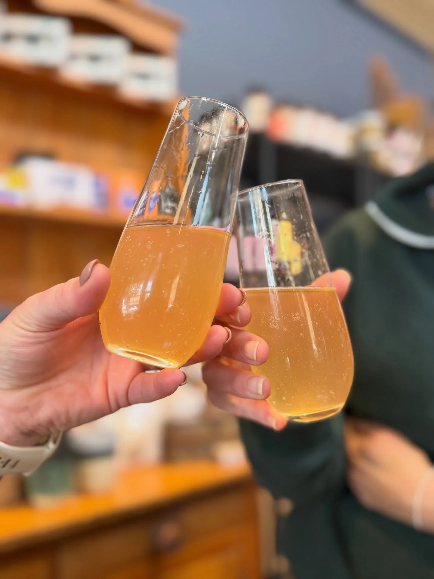 Start your Easter weekend right with our in house mimosas 🥂 @tasmanianjuicepress + @derwentestate sparkling ✨ a most magnificent combo. 

Have a great weekend and stay safe on the roads 💓