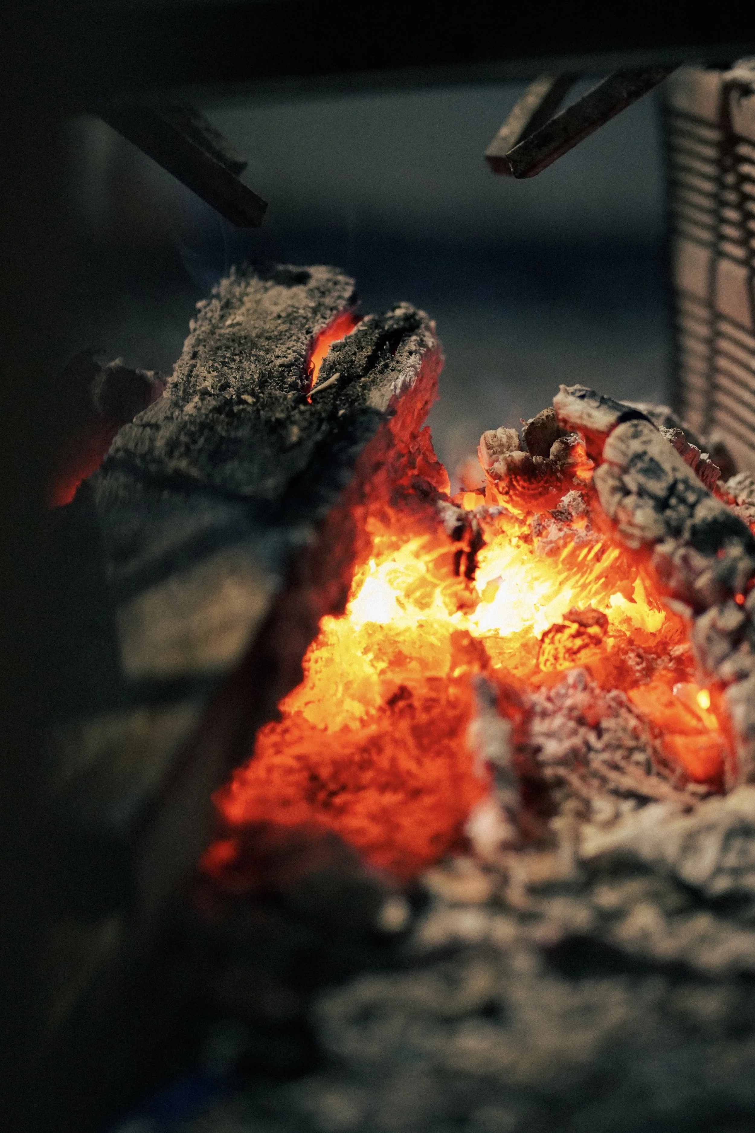 Leña caliente y quemándose en una fogata o chimenea.