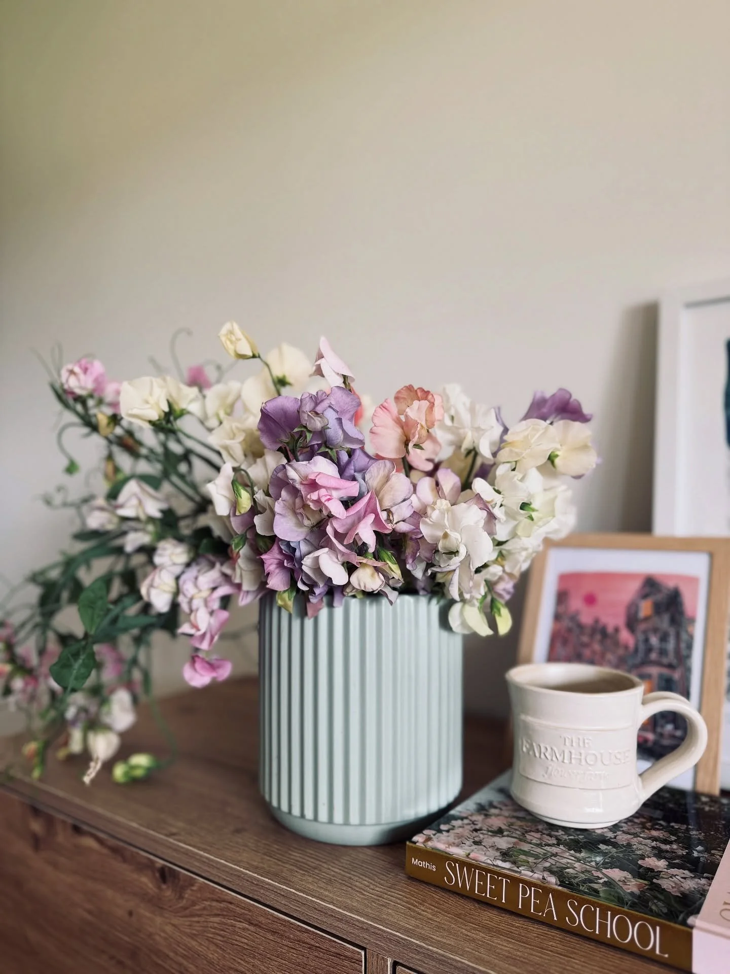💕The smell of spring. 🌸 Just wrapped up a sweet pea growing course with the one and only Marryn @thefarmhouseflowerfarm. The seasons only just beginning though thoughts of adding rows and rows of these frilly beauties are already swirling. Hope you