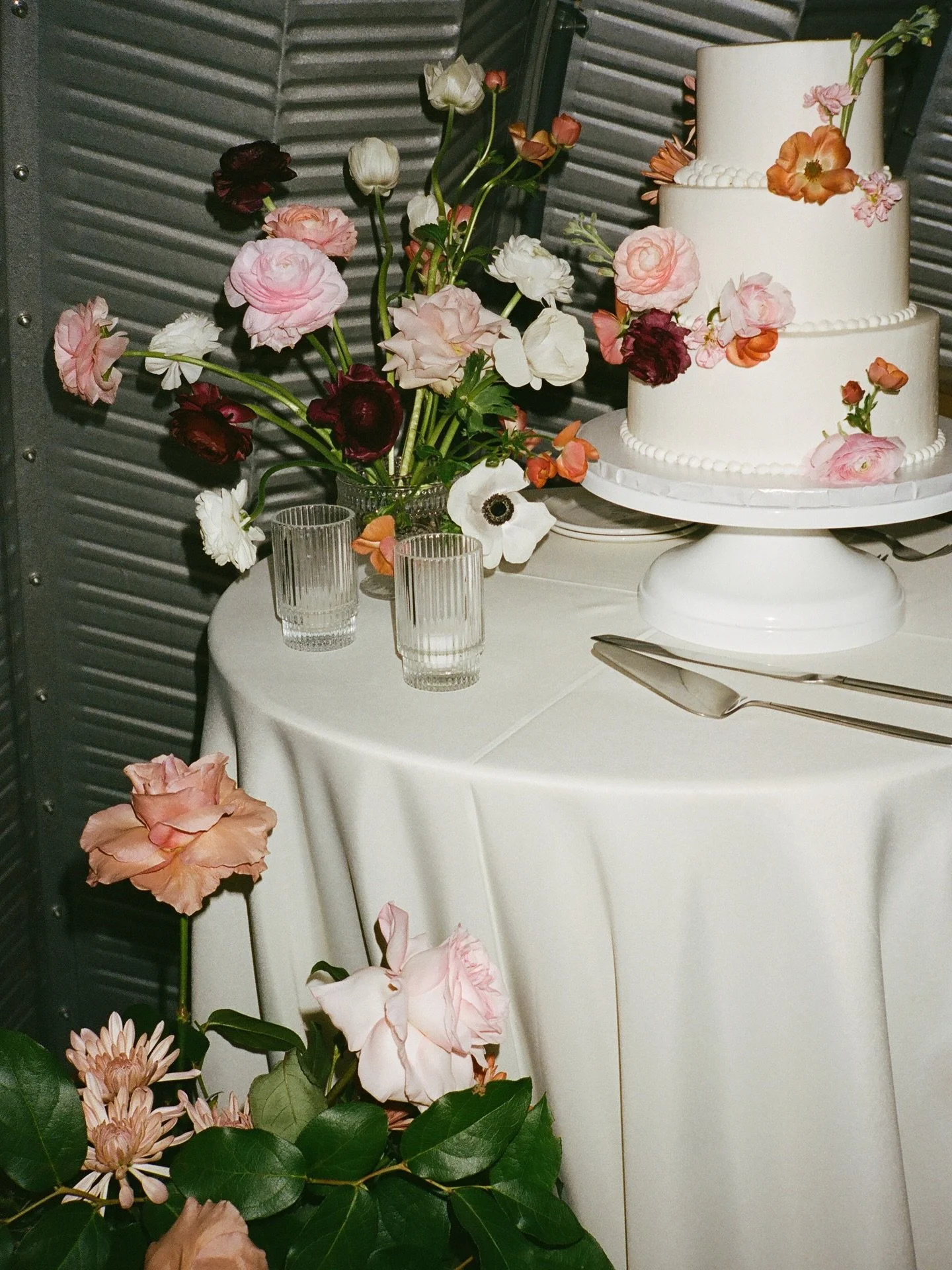 She&rsquo;s beauty, she&rsquo;s grace, she&rsquo;s covered in buttercream &amp; blooming in your face&hellip;&amp; we liiiiiive for a good cake table moment💅

Cake + Dessert: @raynedesserts
Coordination: @satinweddingco 
Disco Balls: @discoflairrent