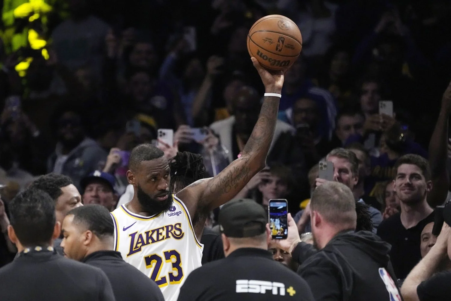 LeBron James Reaches 40,000 Career Points in Loss to the Nuggets