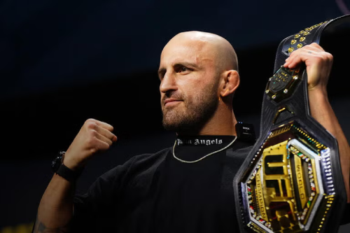 A Battle of Tempo and Timing at the Top of the Featherweight Division