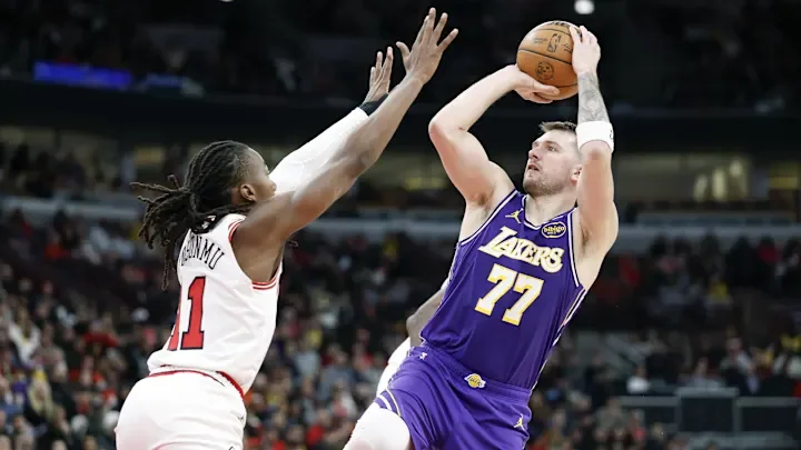 Lakers Stars Dominate as Los Angeles Handles the Bulls on the Road