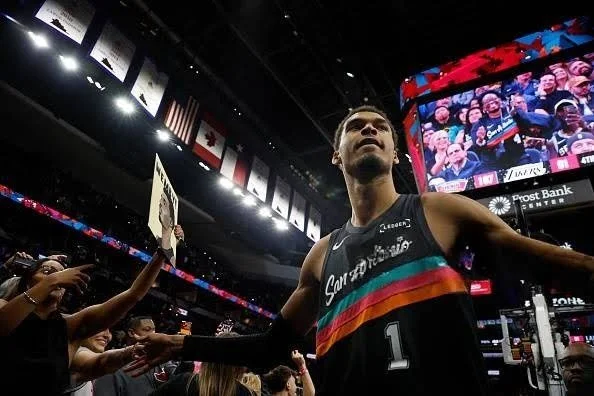 Lakers Without Their Stars Lose to the Spurs in an Embarrassing Home Performance