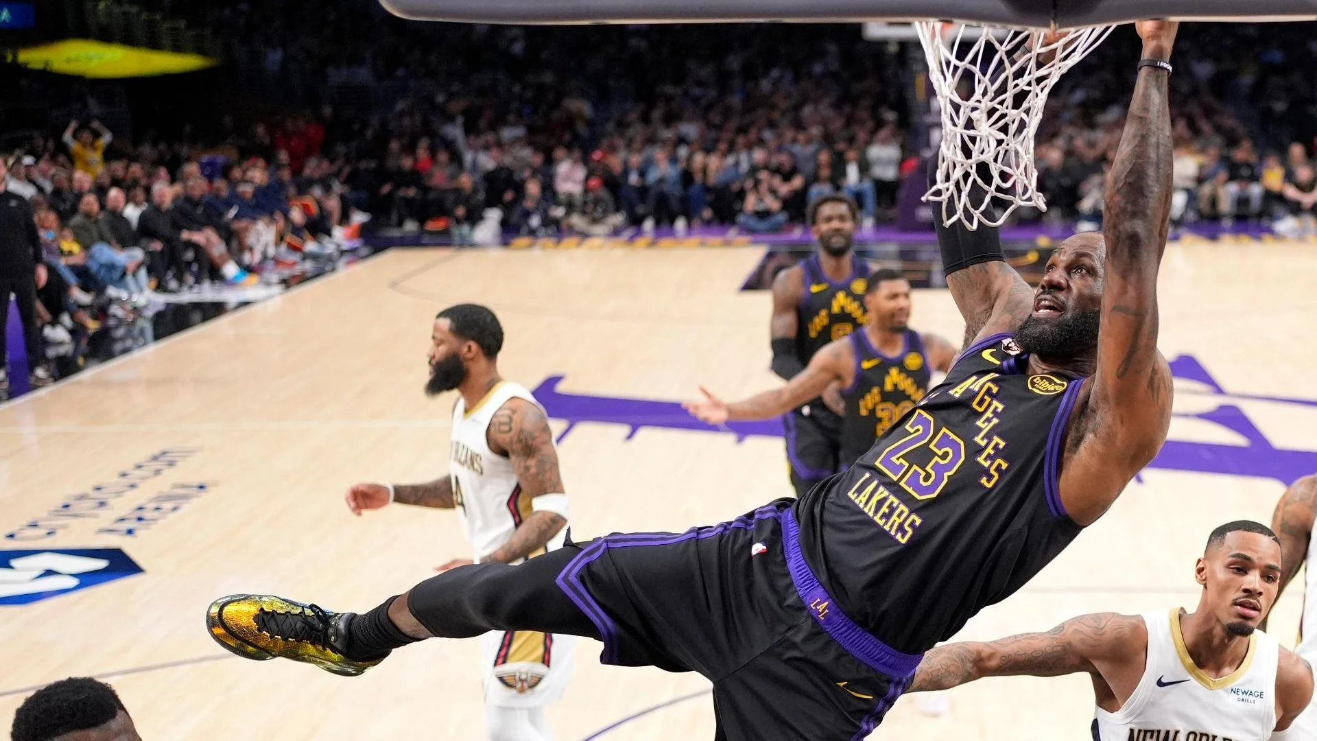 A Late Run by the Lakers Surges Them Over the Pelicans