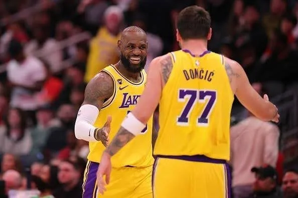 Lakers Rally Late to Shut Down the Rockets