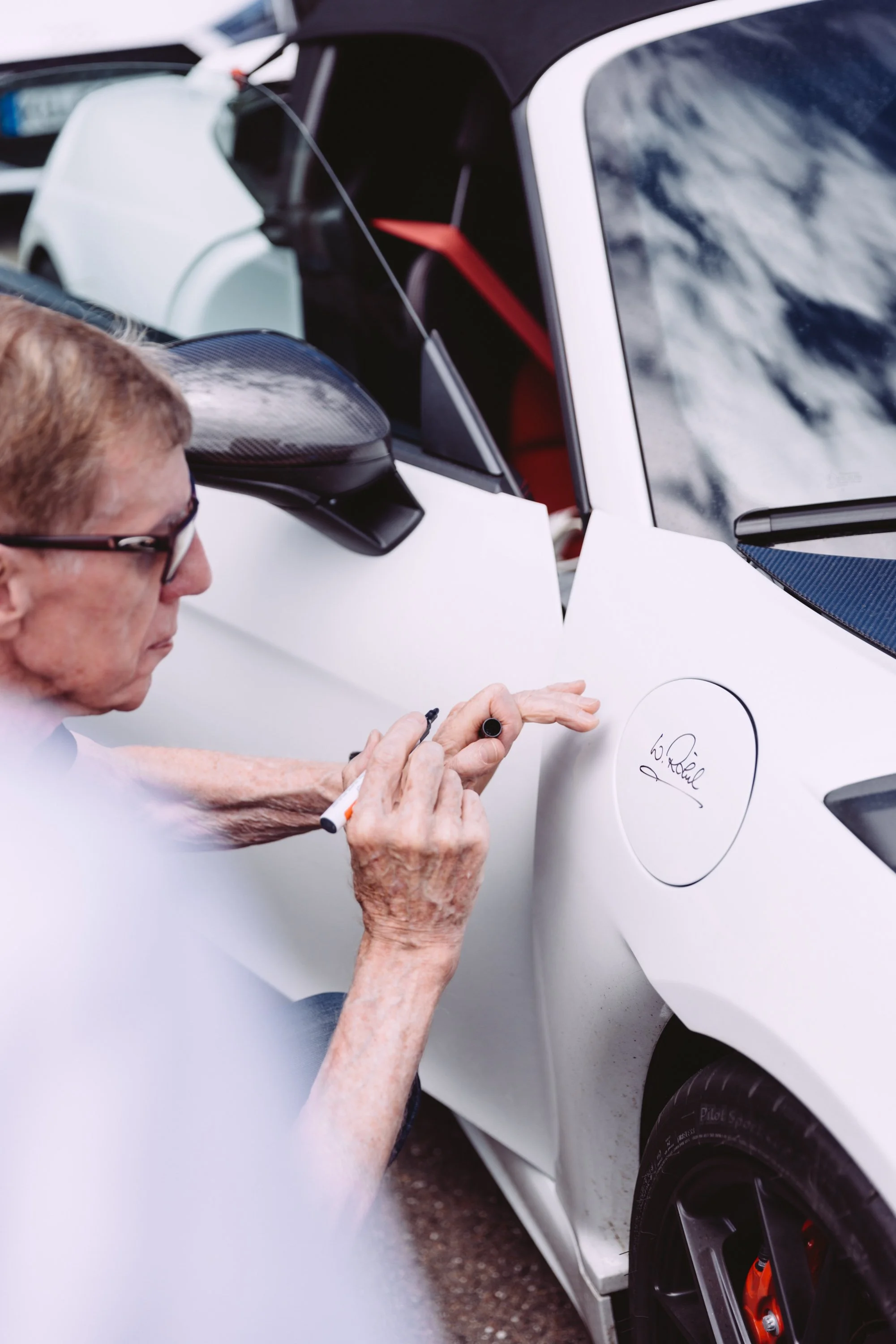 Walter Röhrl signierte jedes der Teilnehmer-Autos persönlich….jpg