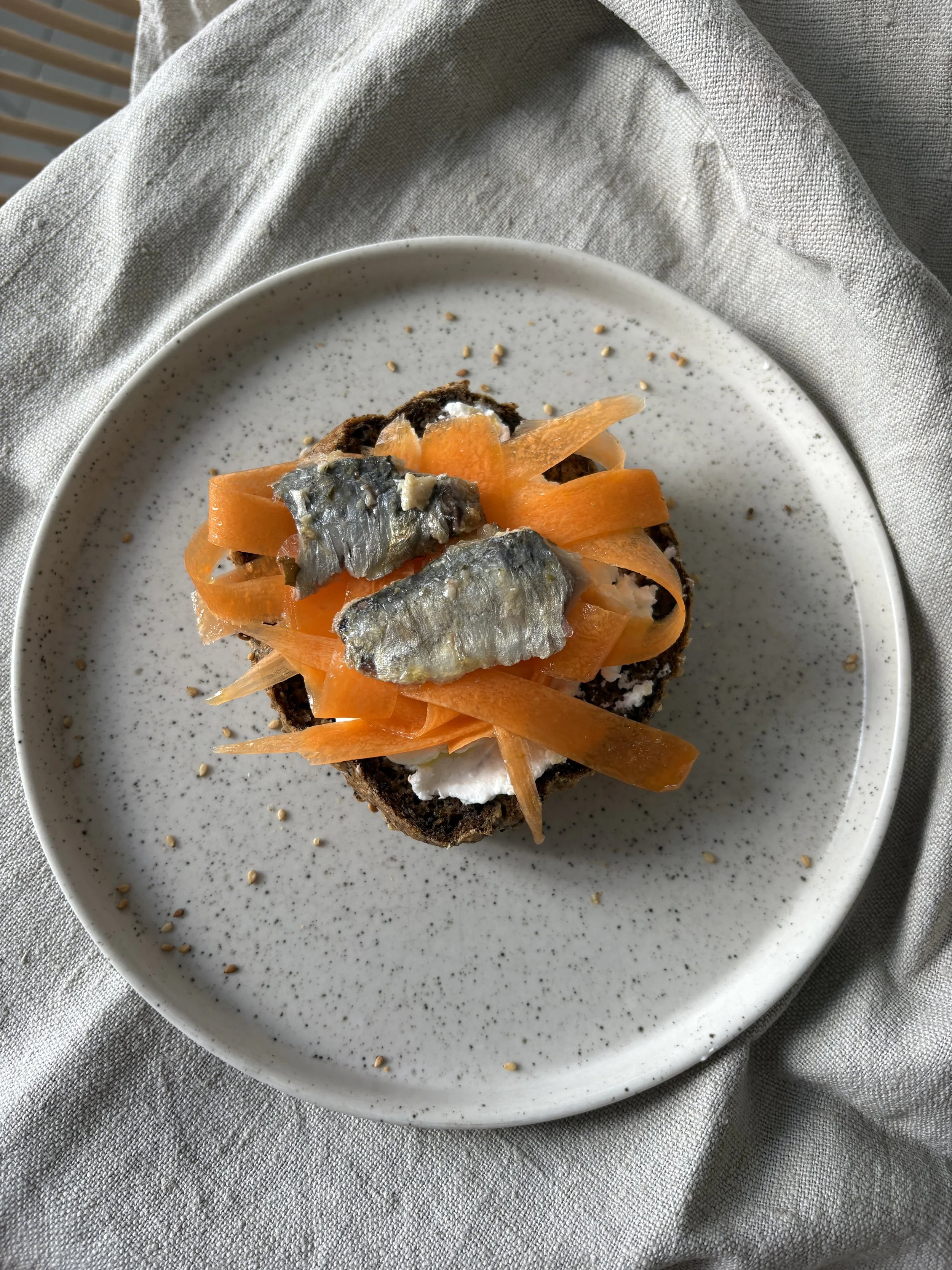 Buns de lentilles corail, carottes citronnées et sardines pour un tein