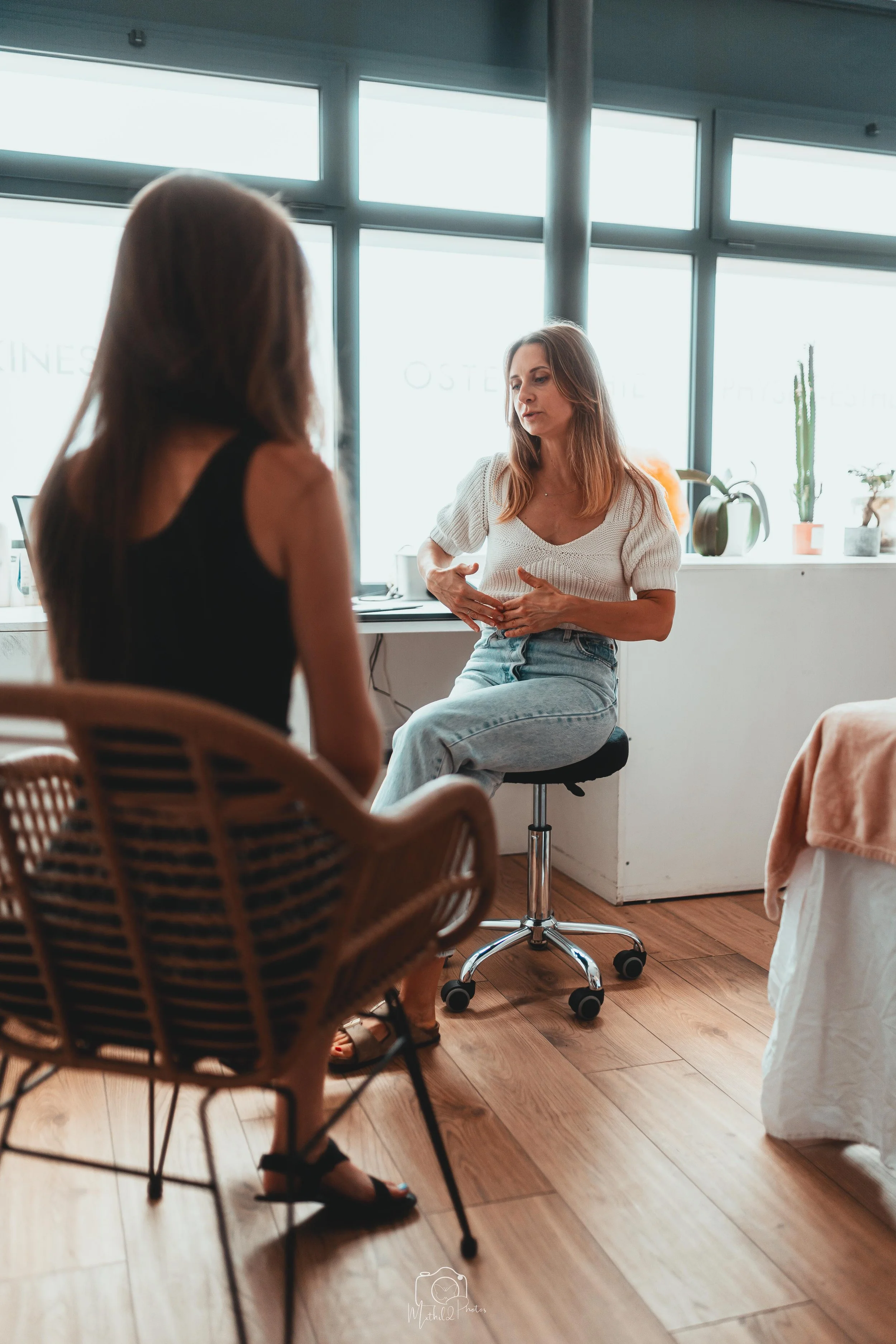 Sarah Zipper naturopathe en consultation avec une patiente à Paris 17ème, spécialisée santé hormonale féminine