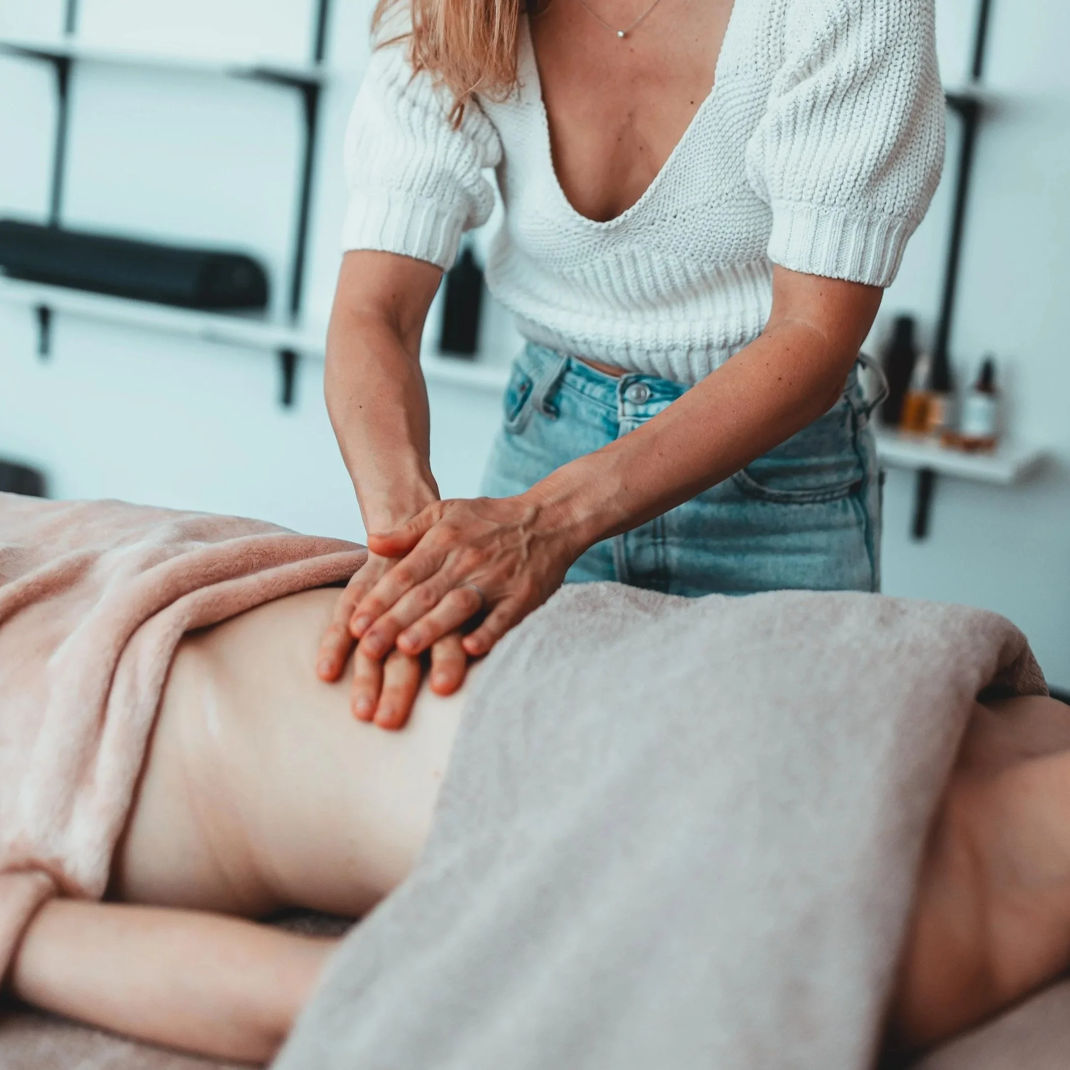 Séance de drainage lymphatique Renata França pour accompagnement hormonal au cabinet Koncept Santé Paris