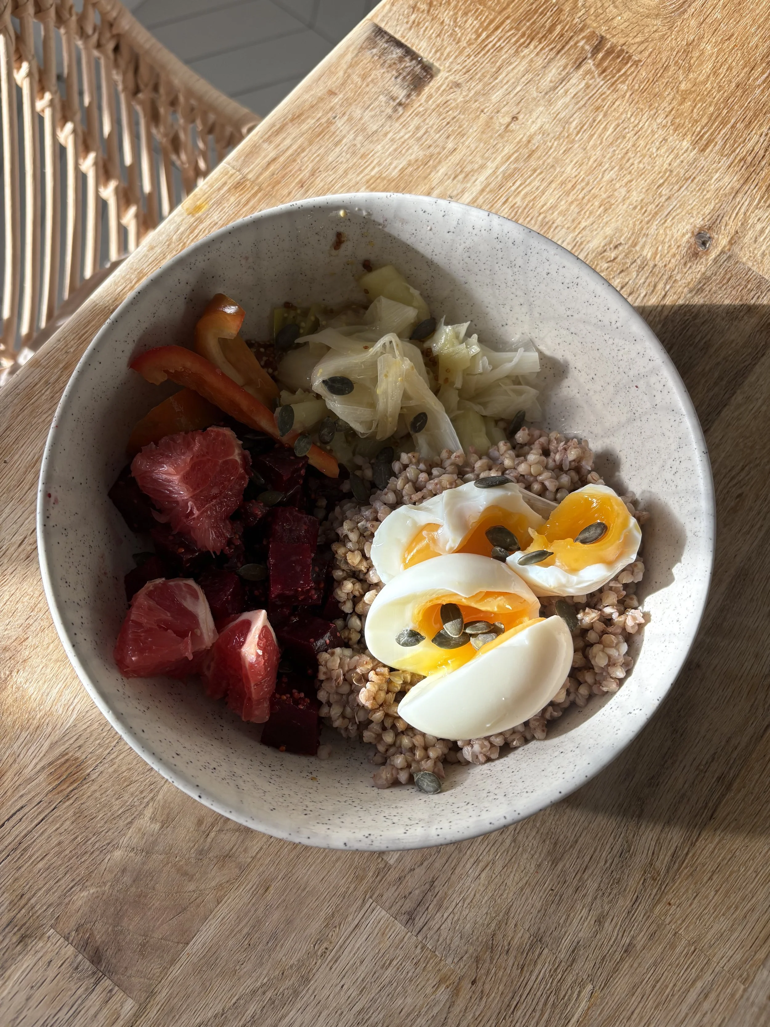 Exemple d'assiette équilibrée pour équilibre hormonal - accompagnement nutritionnel naturopathie