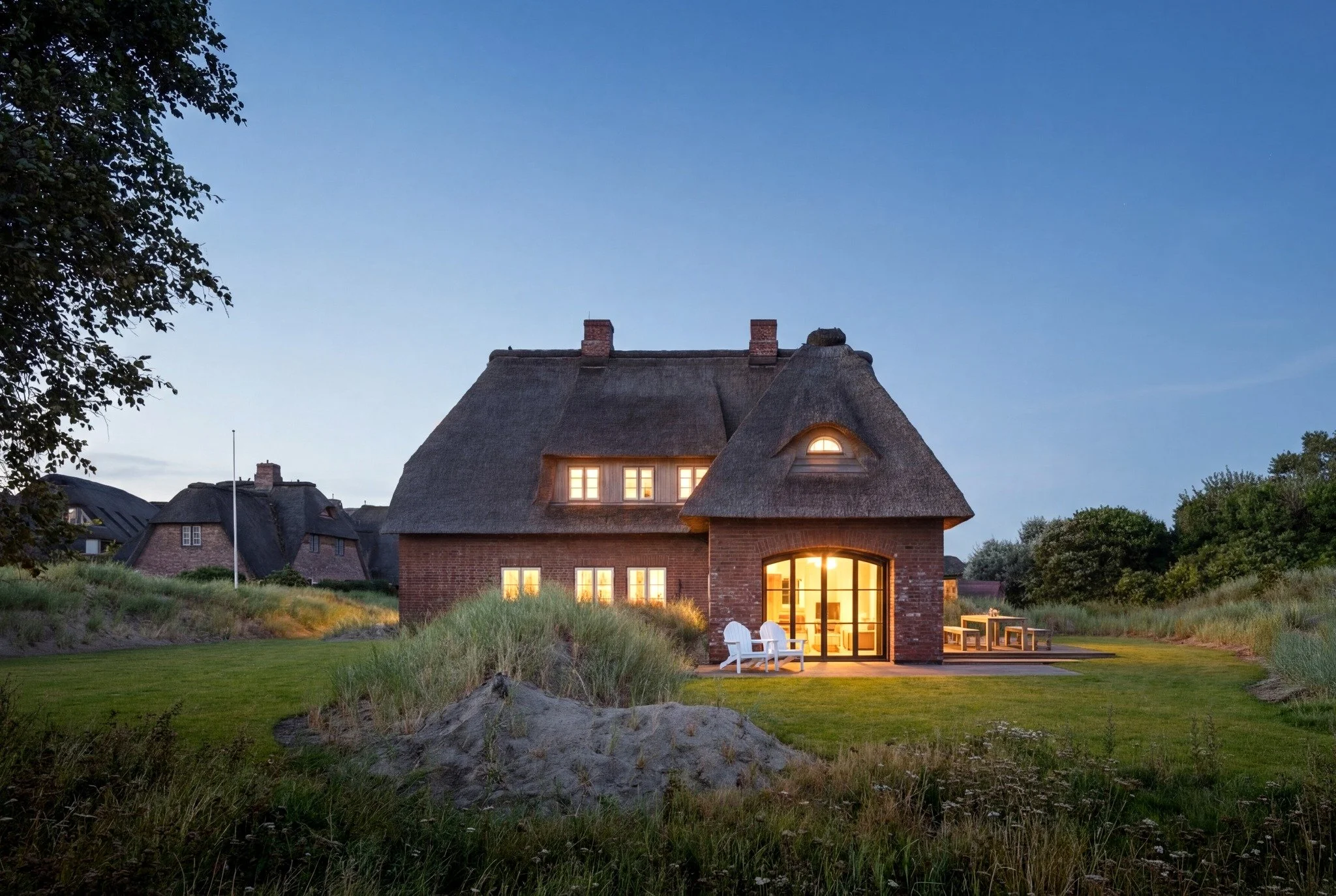 Es is Zeit f&uuml;r ein gem&uuml;tliches Twilightbild 🌅🏠

#immobilienfotografie #immobilienfotograf #sylt #gem&uuml;tlich #schleswigholstein #fotograf #twilight