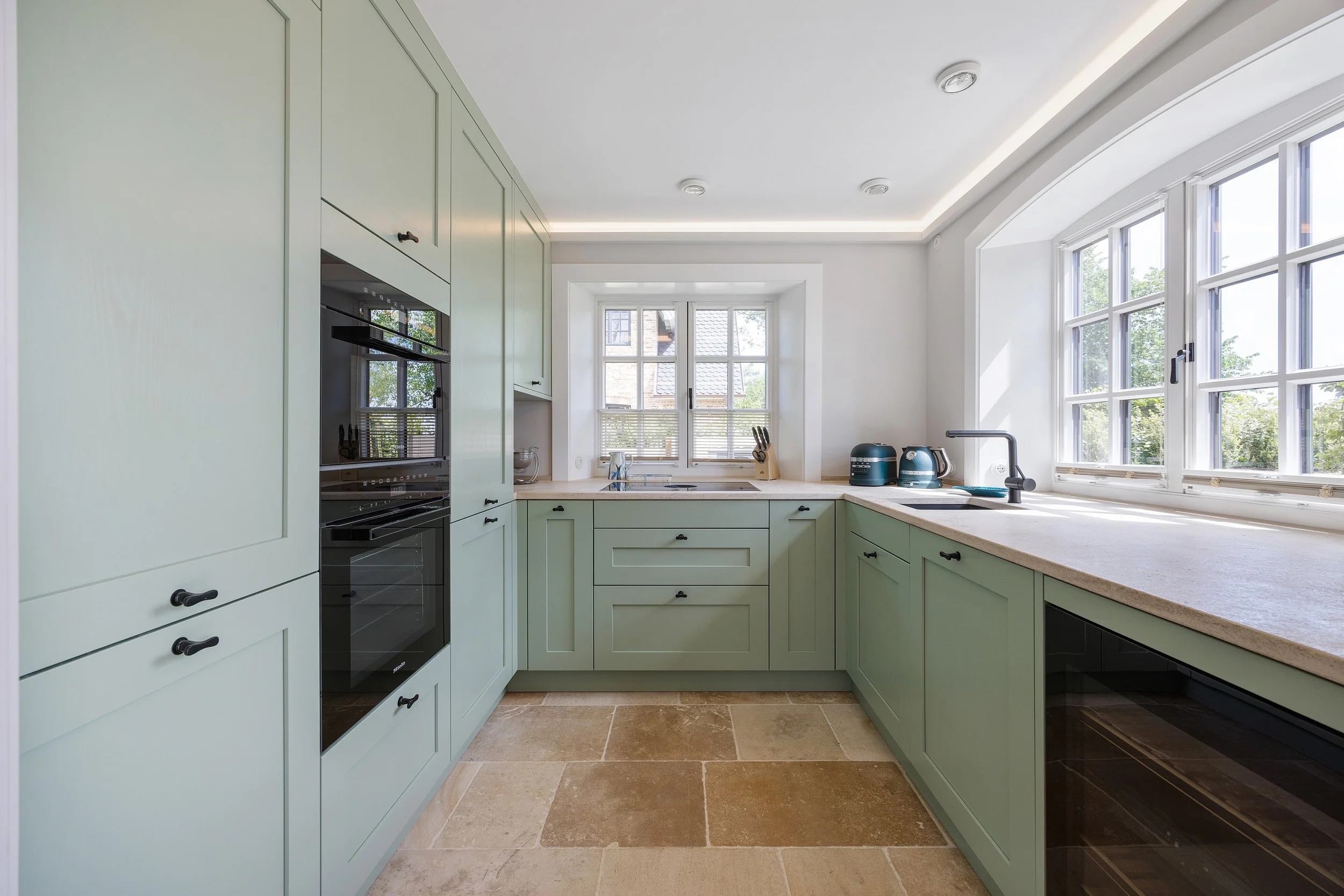 So k&ouml;nnte ganz sicher auch meine Traumk&uuml;che aussehen 🎉 Ich liebe diese geradlinige Fotografie, die so viel Ruhe vermittelt 📏📐#sylt #ferienhaussylt #interiordesign #minimalismus #cleanlines #sylturlaub #nordsee #wohndesign #fotograf #schl