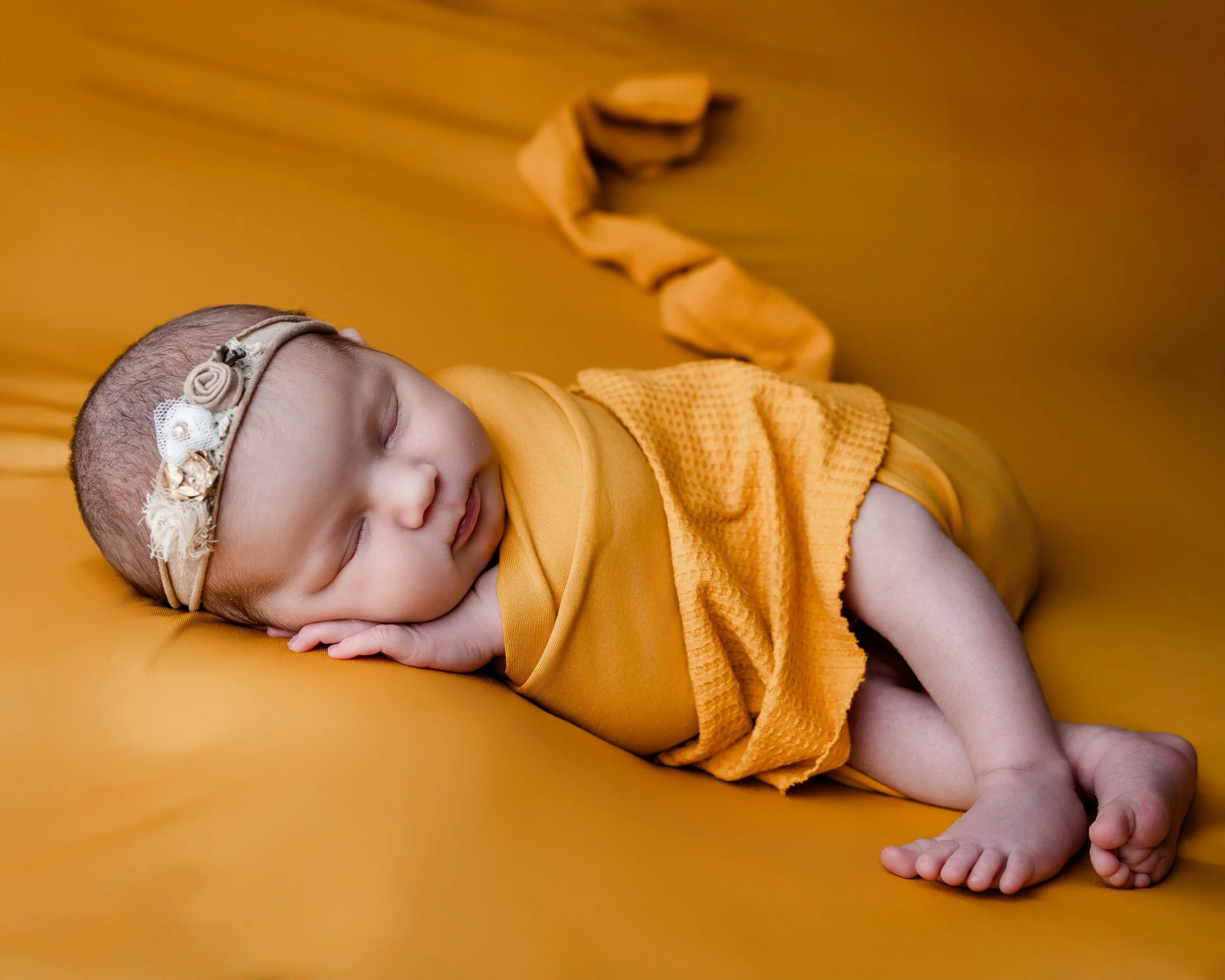 babyfoto-nyfødt-gul bakgrunn-sovende baby-bergen.jpeg