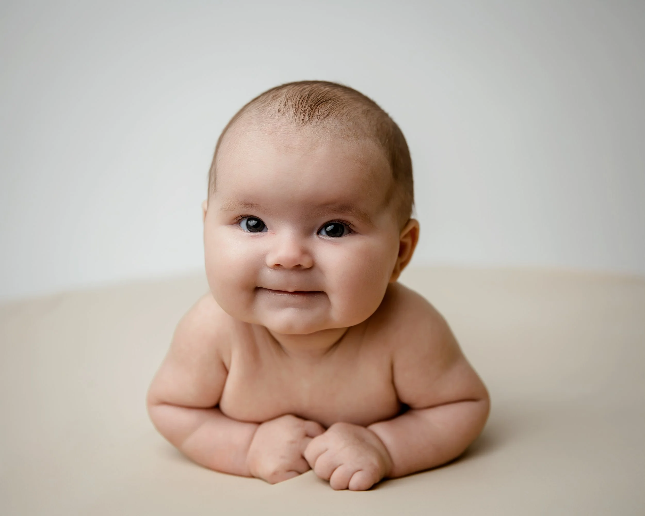 baby på hvit bakgrunn - bergen - fotograf -familiefotograf - nyfødtfotograf.jpg